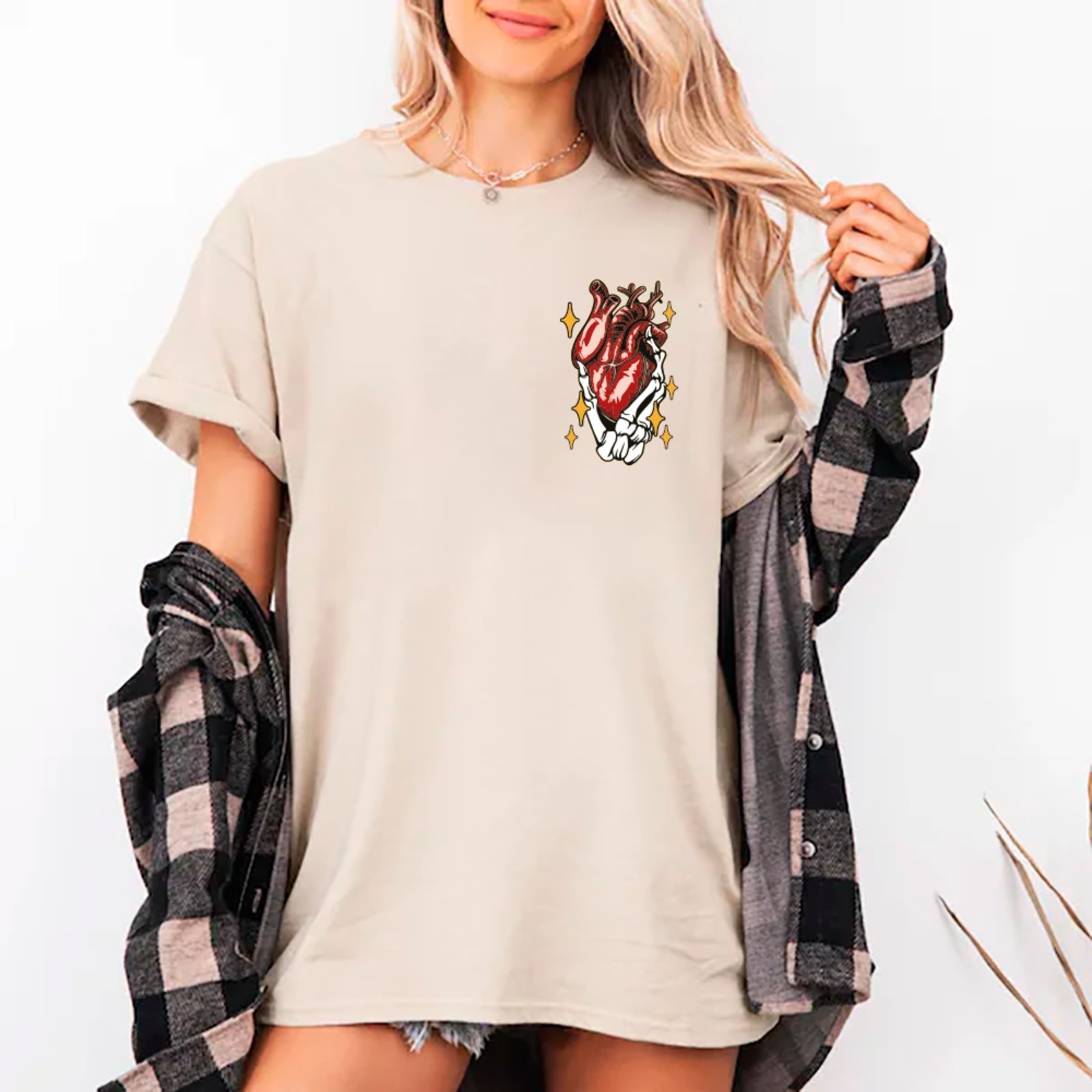 Camiseta Ousy Streetwear Don’t Leave Me Coração com Mãos Oversized Unissex Off White