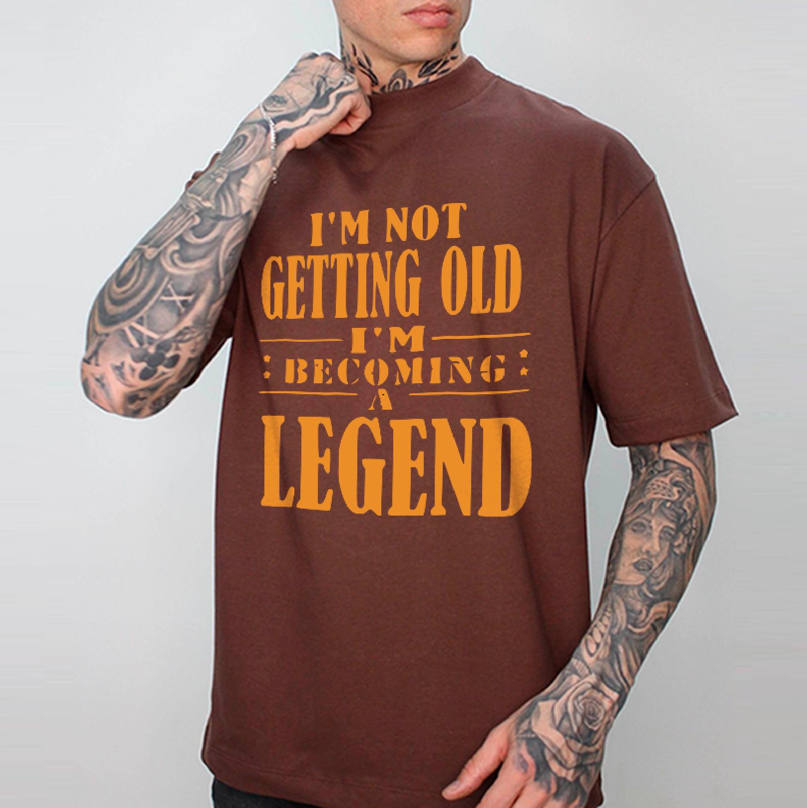 Camiseta Oversized Não Estou Envelhecendo Lenda Unissex Marrom