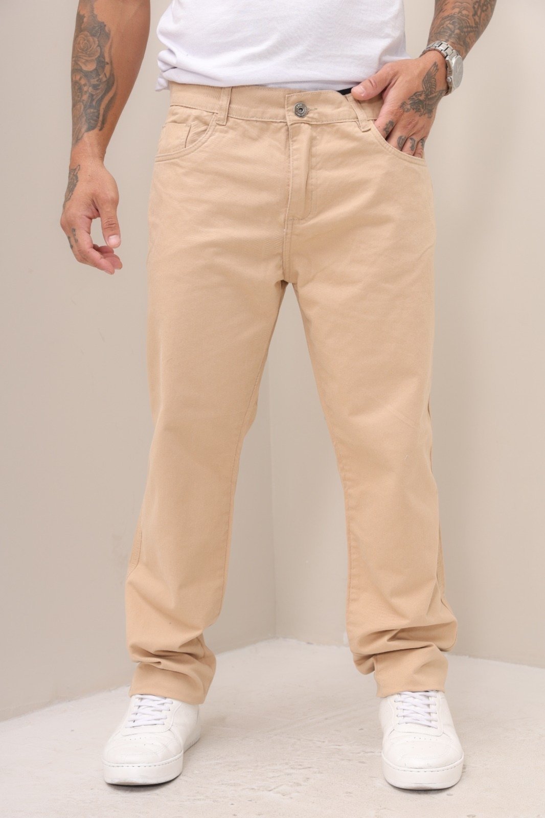 Calça Masculina de Sarja na Cor Creme Corte Tradicional Jeans Loka