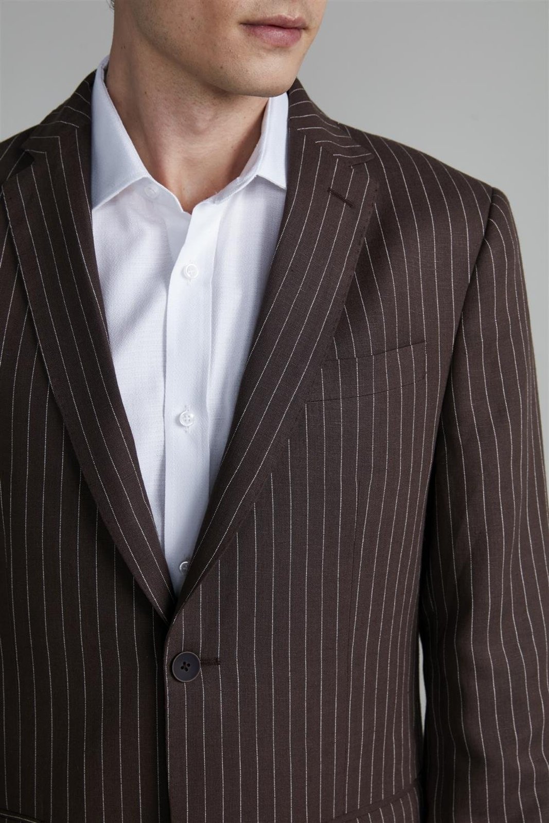 HIGHSTIL Blazer Alfaiataria Risca de Giz Slim Fit - Marrom Café