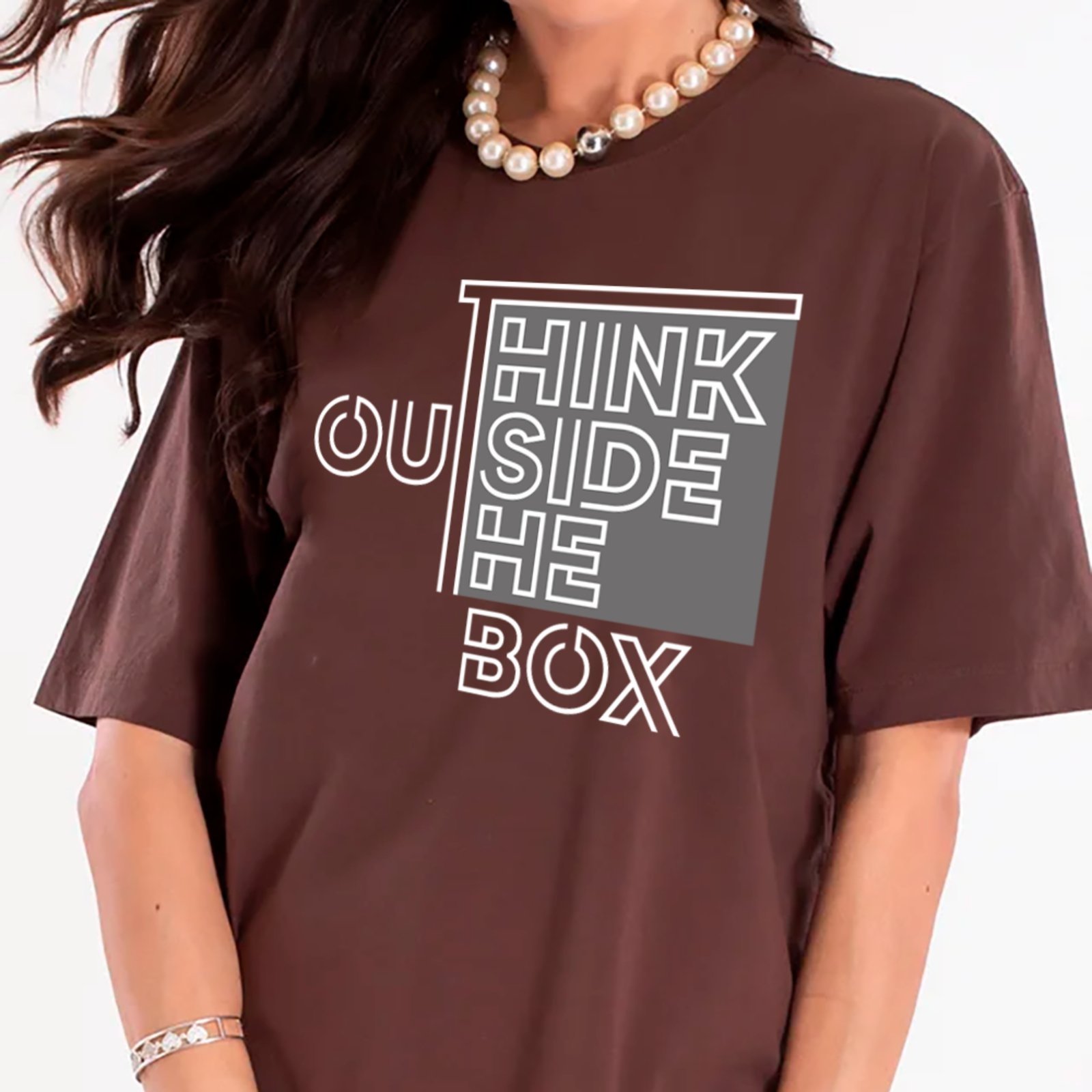 Camiseta Ousy Think Outside The Box Oversized Unissex Marrom
