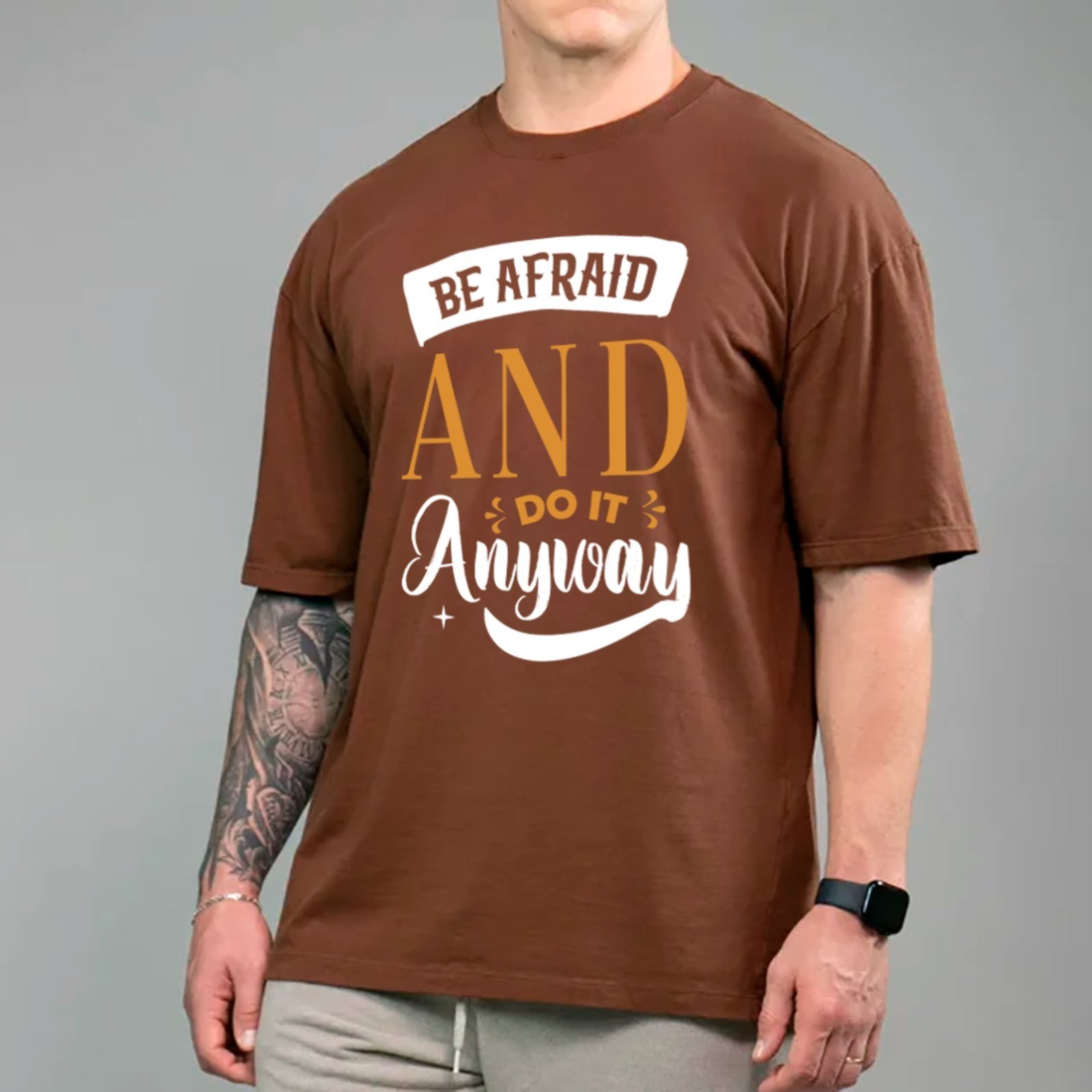 Vista 2 Camiseta Ousy Be Afraid And Do It Anyway Oversized Unissex marrom ousy marrom