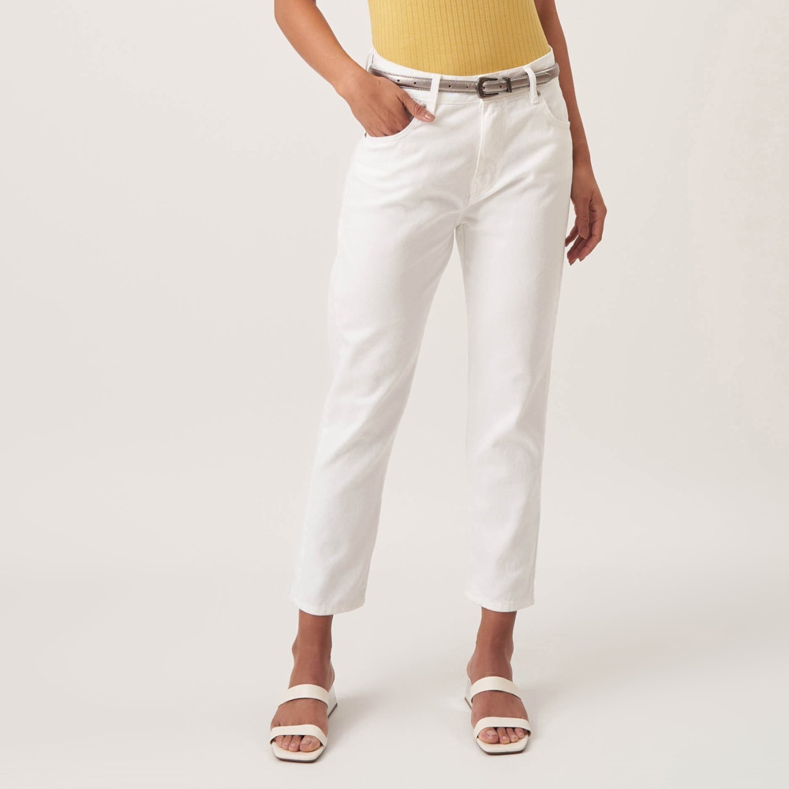 Calça Jeans Mom Cintura Alta Capri Branca