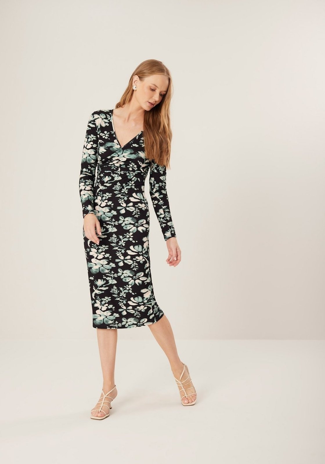 Vestido Estampado Midi Em Malha Canelada Com Recorte Frontal