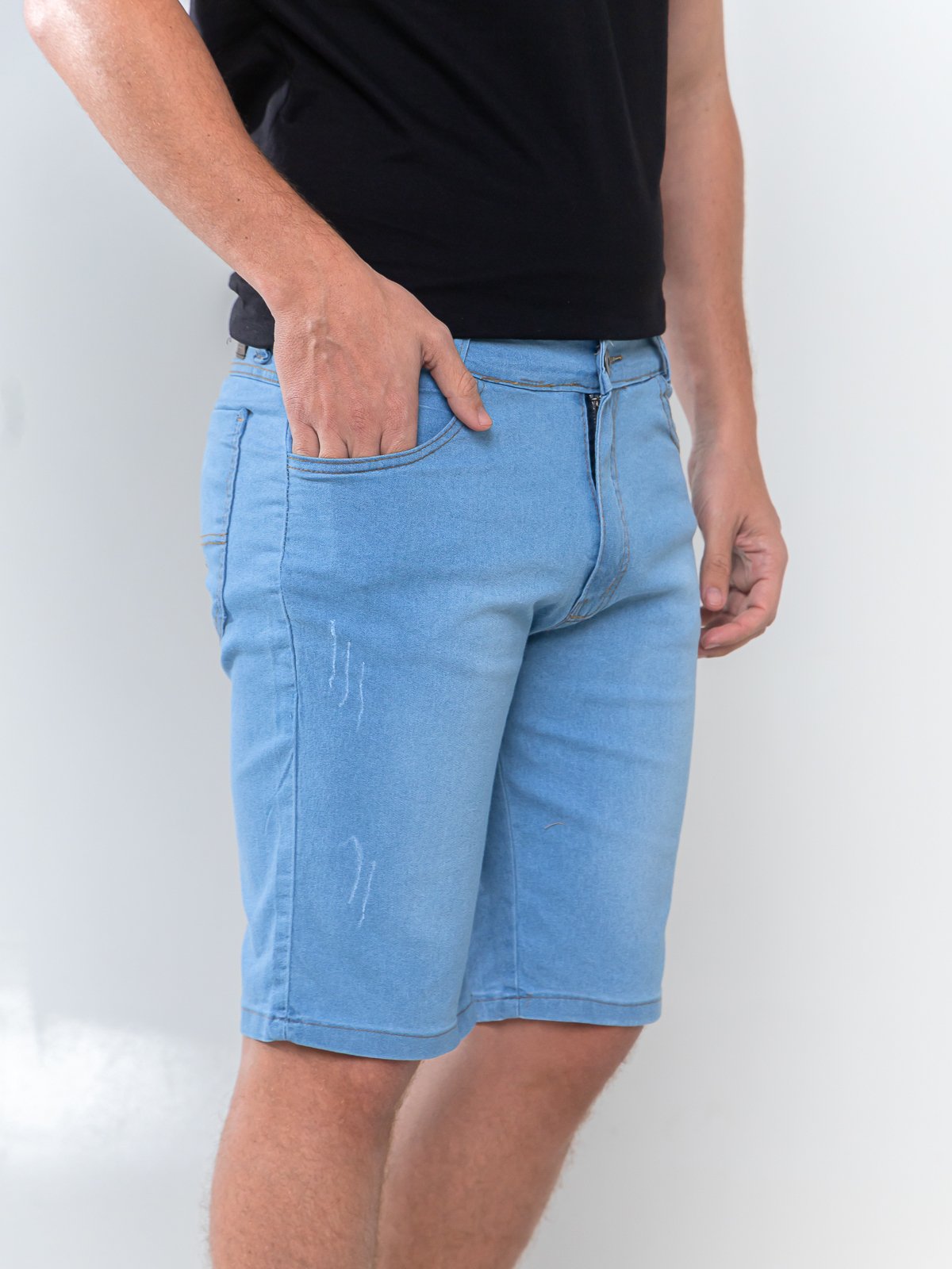 Bermuda Jeans Masculina Kovali Azul Claro com Elastano e Detalhe Destroyed