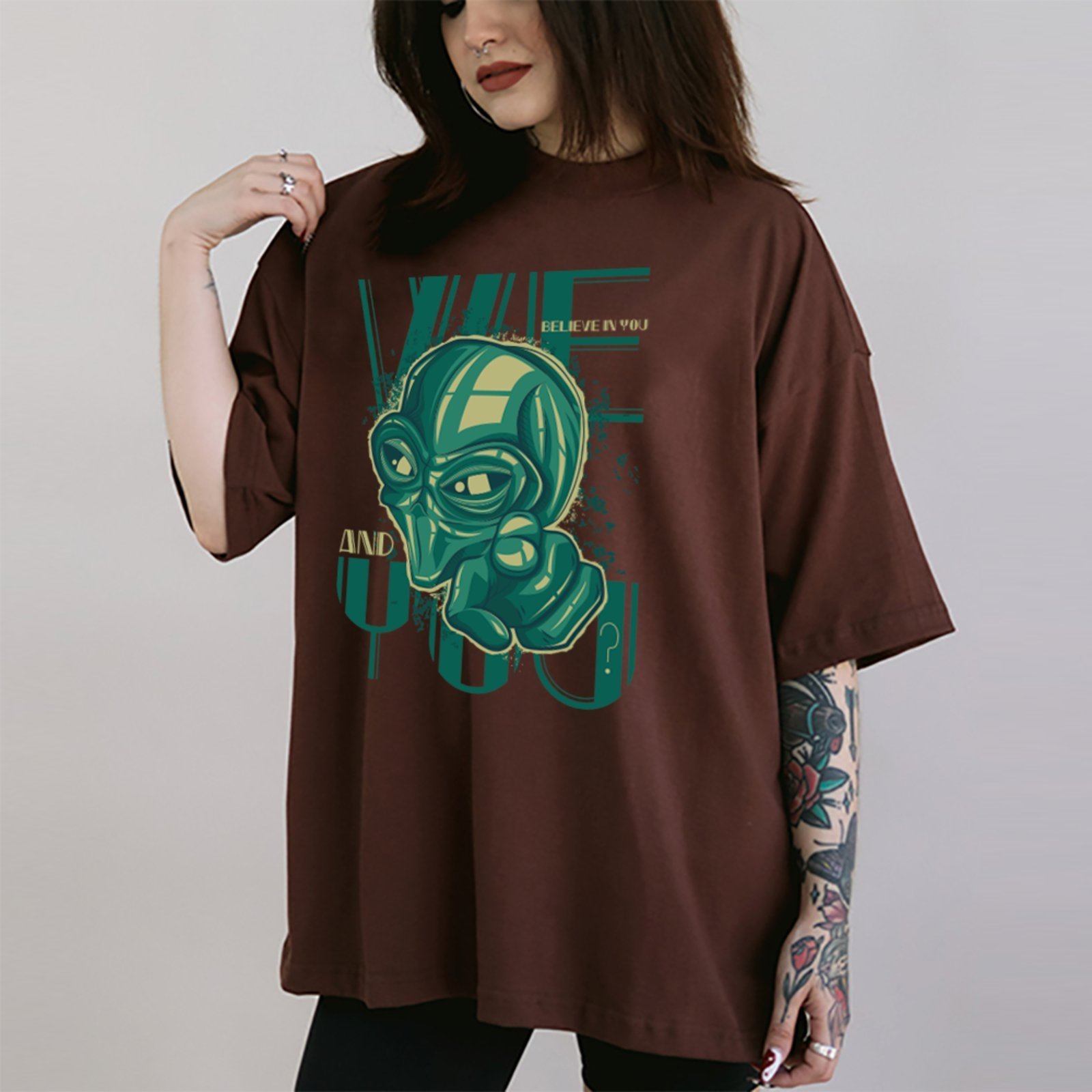 Camiseta Ousy We Believe In You Alien Oversized Unissex Marrom