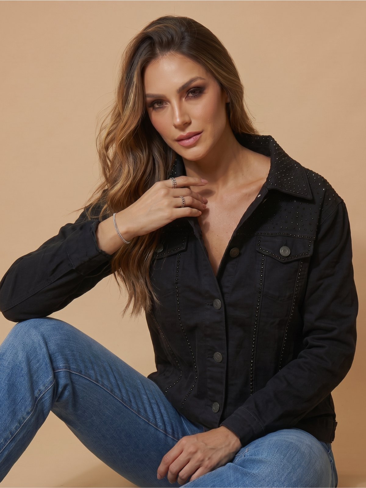 Jaqueta Jeans Feminina Maxxi Oversized Preta com Aplicação de Strass Preto Noite