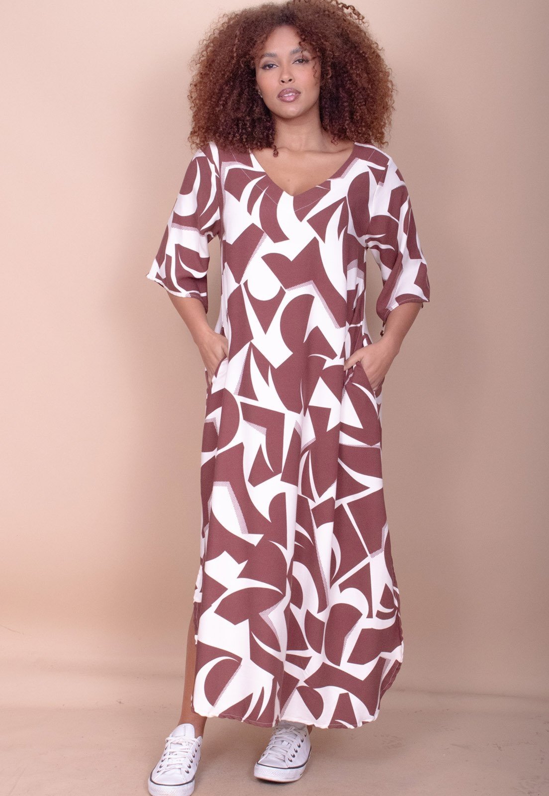 Vestido Cabanafree Midi Abapã Plano com Bolso Estampa Raízes Marrom