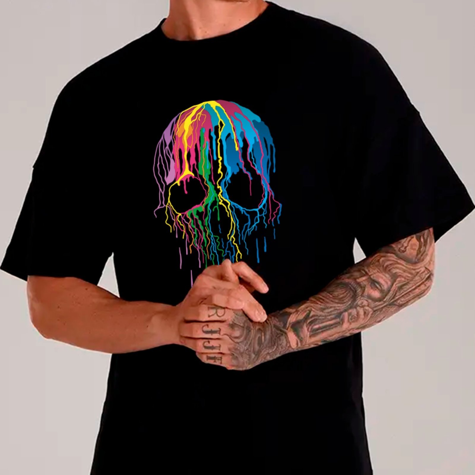 Vista 2 Camiseta Ousy Streetwear Caveira Multicolorida Oversized Unissex preto ousy preto