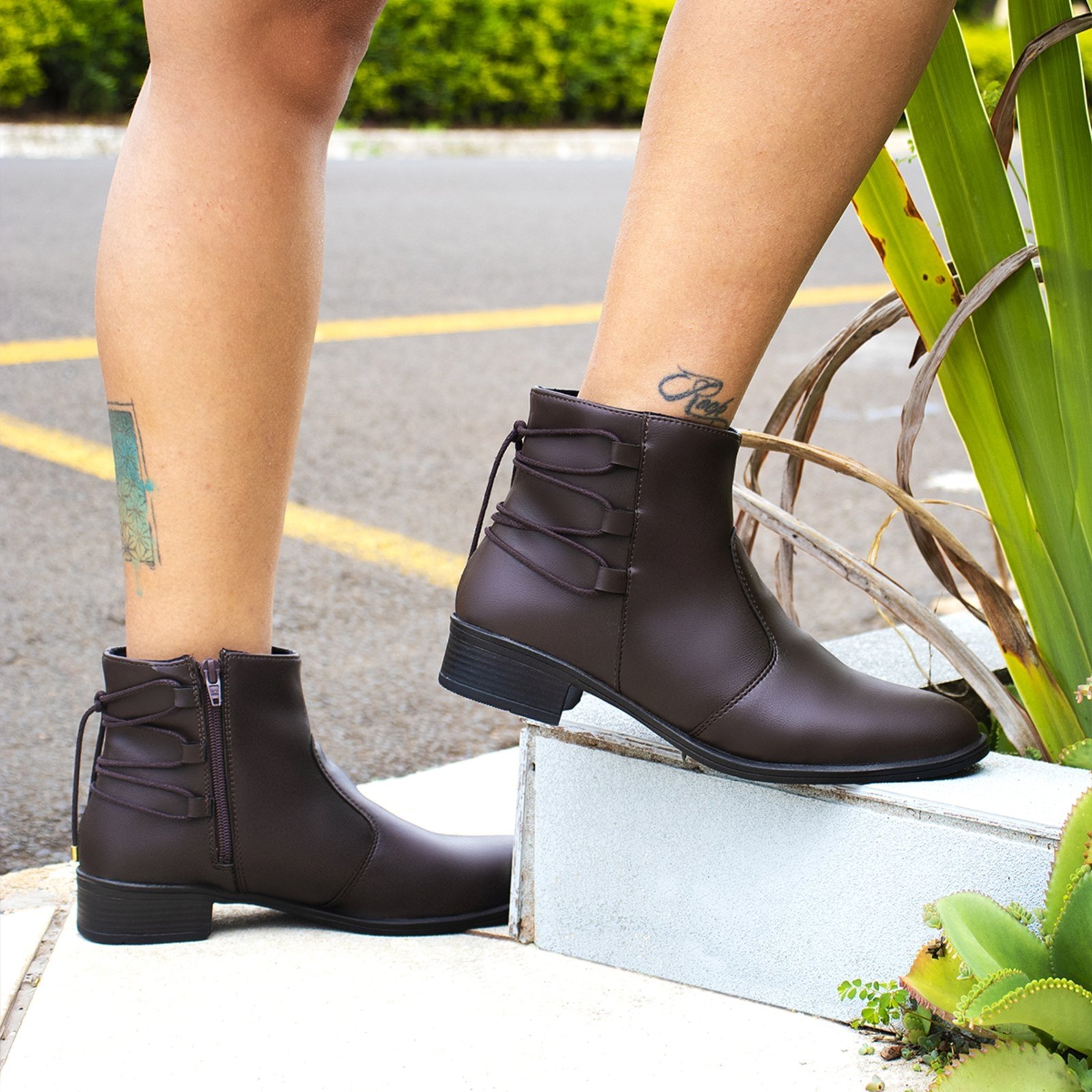 Bota Feminina Cano Baixo Coturno Com Zíper Lateral Salto Baixo Detalhe Amarrar Marrom