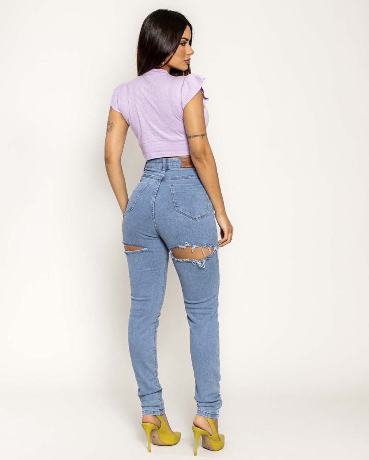 Calça Jeans Feminina Mom com Rasgo Abaixo do Quadril 00250 Média Consciência