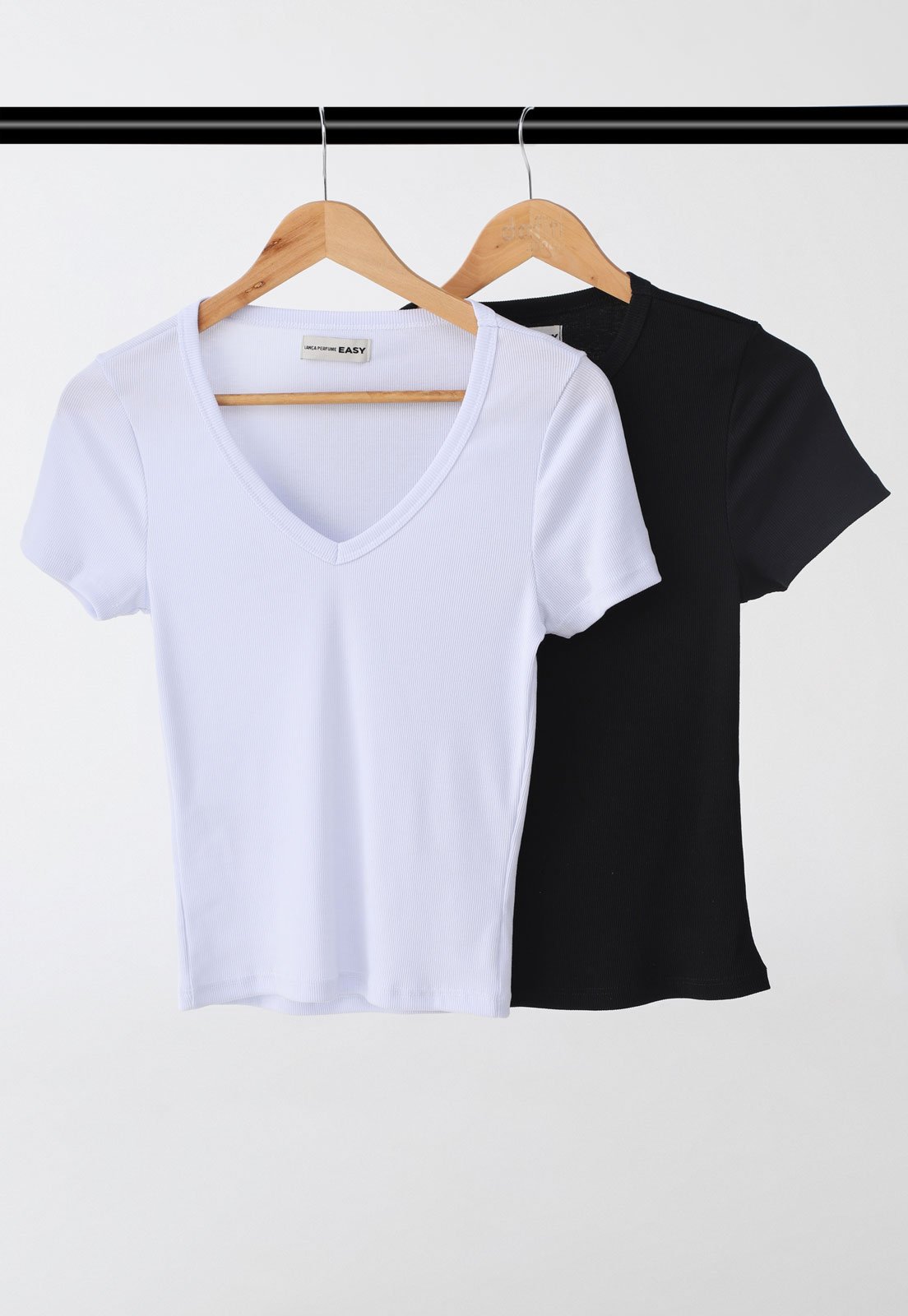 Kit Blusa Manga Curta Feminina Lança Perfume Decote V Preta e Branca