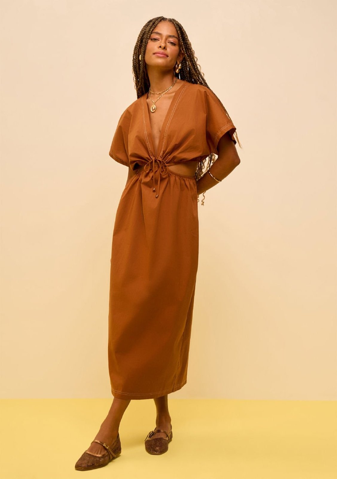 Vestido Zinco Solto Decote Canoa Manga 3 Quartos Midi Marrom