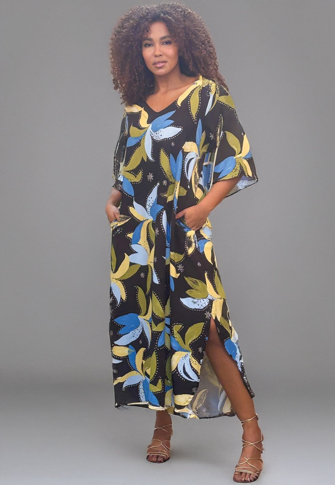 Vestido Cabanafree Midi Abapã Plano com Bolso Estampa Jardim Noturno