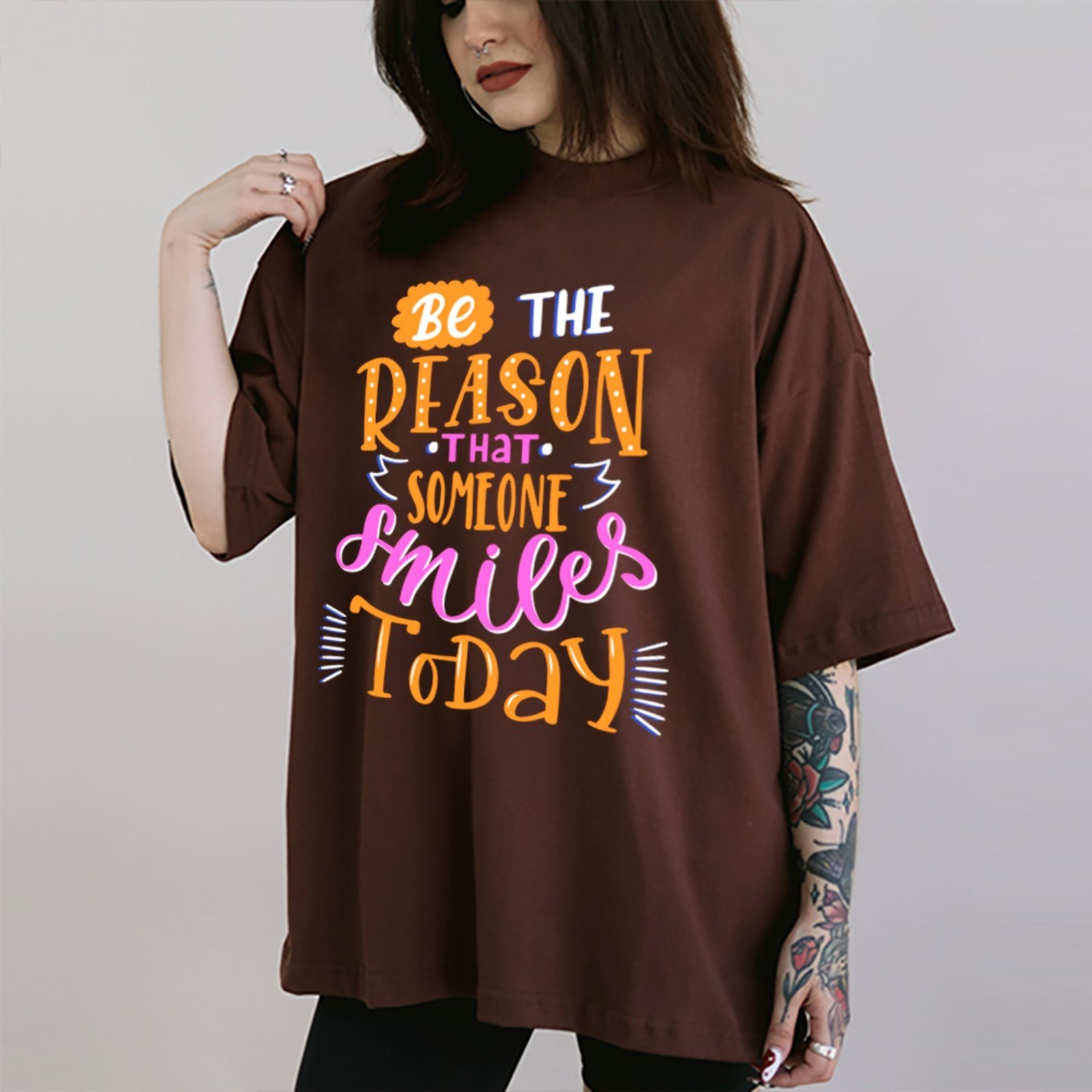 Camiseta Ousy Someone Smiles Today Oversized Feminina Marrom