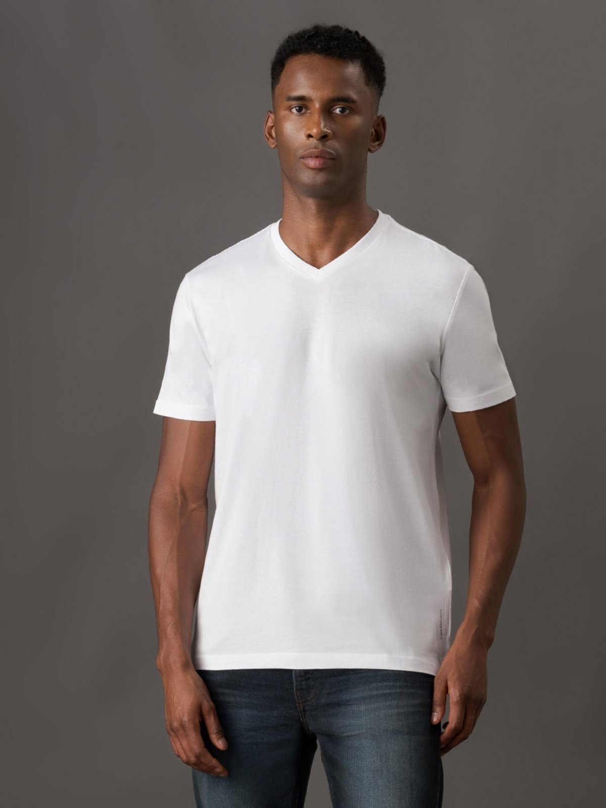 Vista 2 Camiseta Masculina de Algodão Essentials Estampa Logo Lateral Gola v Calvin Klein Jeans branco Calvin Klein Jeans branco