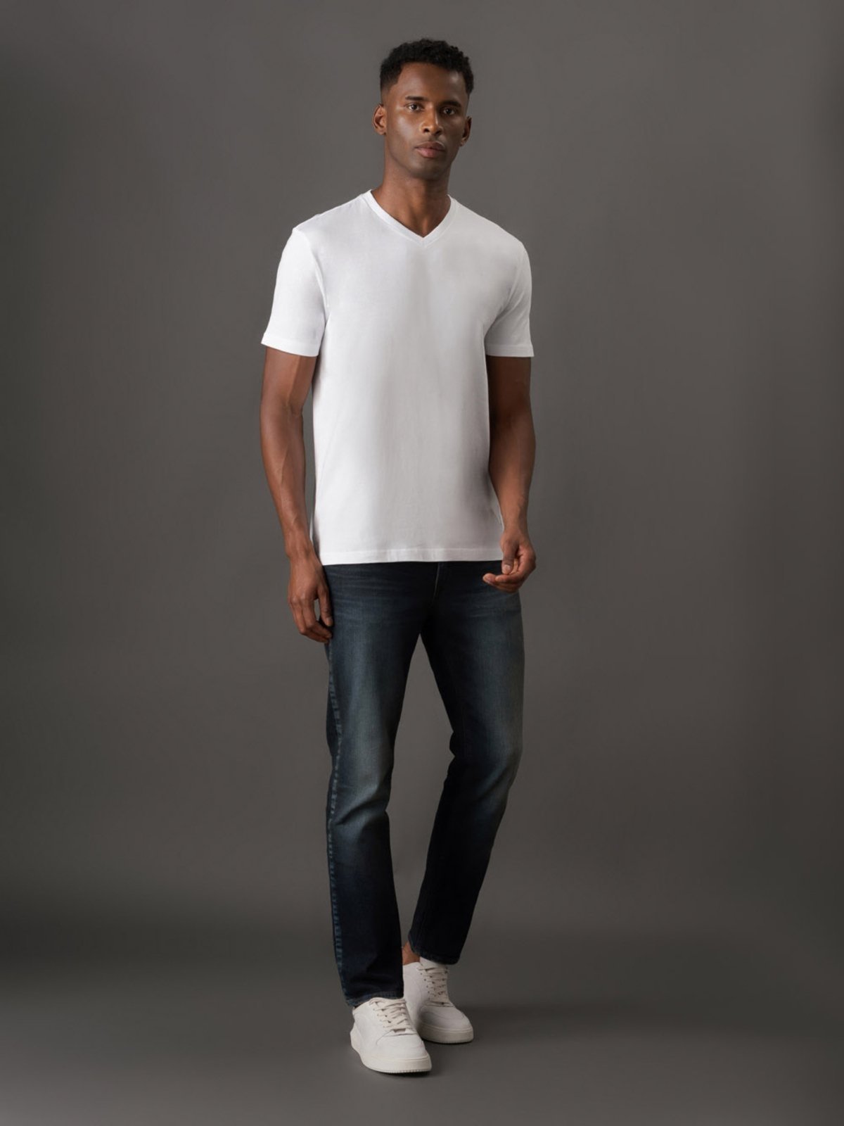 Vista 3 Camiseta Masculina de Algodão Essentials Estampa Logo Lateral Gola v Calvin Klein Jeans branco Calvin Klein Jeans branco