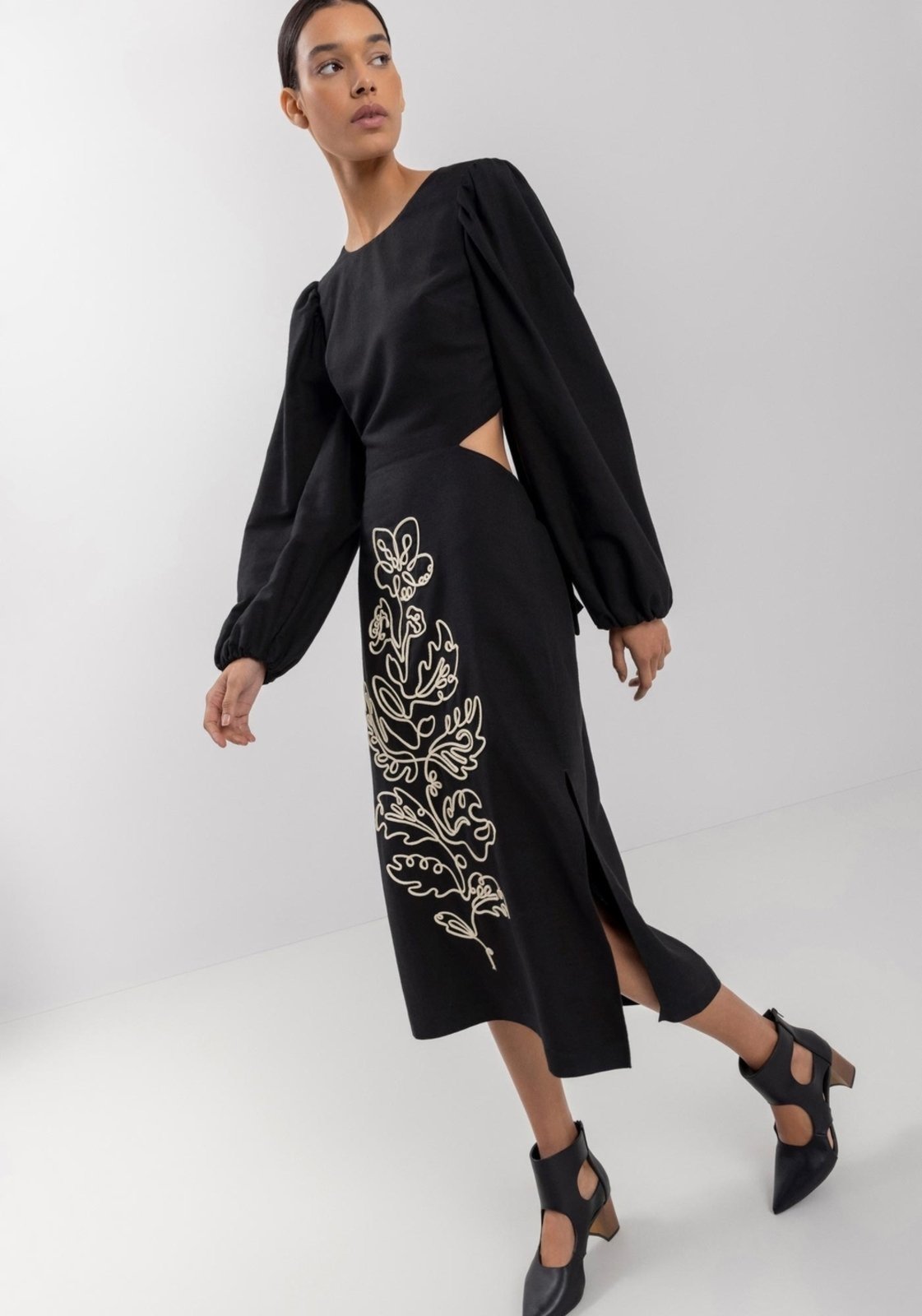 Vestido Midi De Mangas Amplas Com Bordados Em Alto Relevo