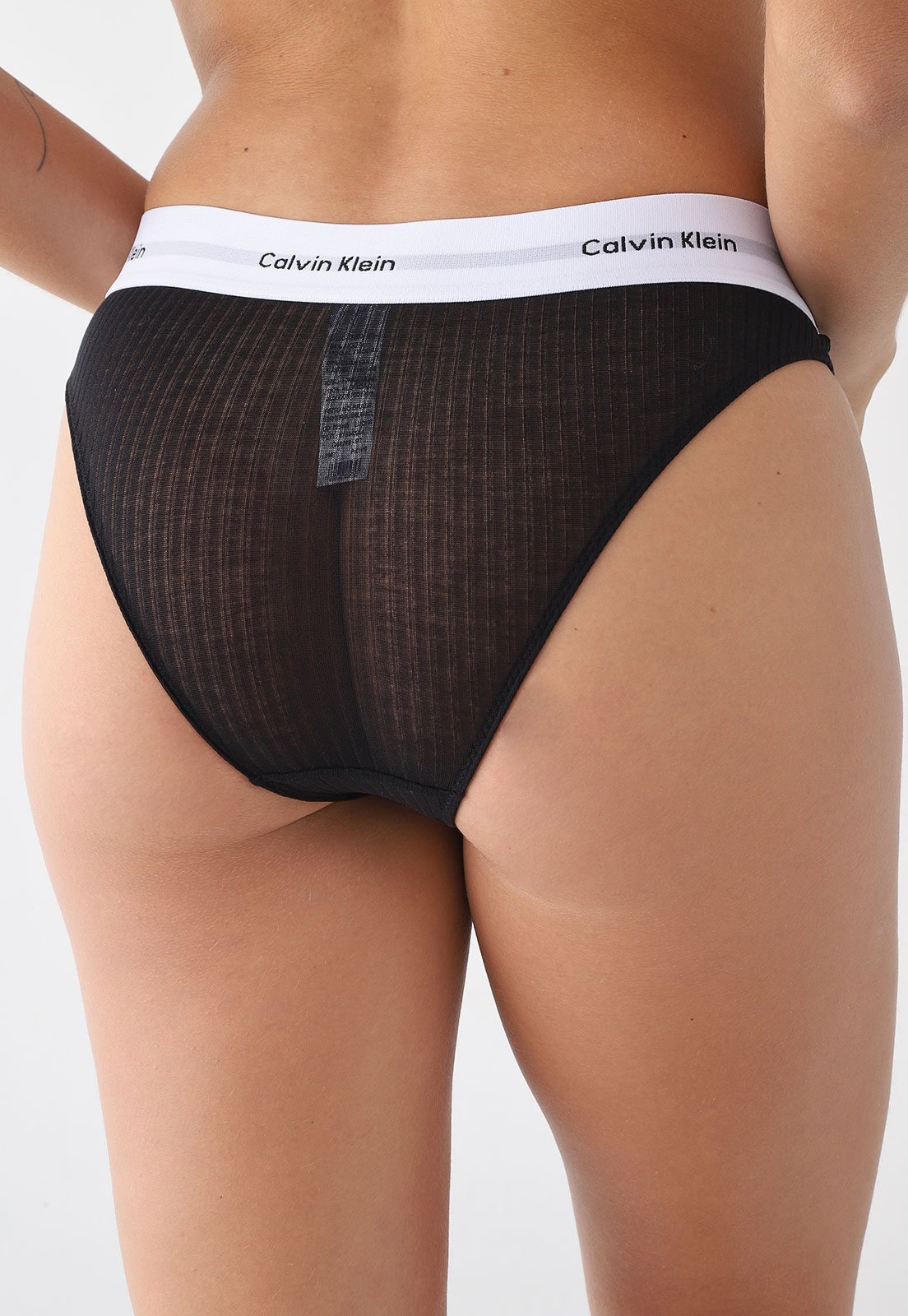 Vista 3 Calcinha Tanga Feminina Calvin Klein Modal Rib Modern Logo Preta Calvin Klein Underwear preto Calvin Klein Underwear preto