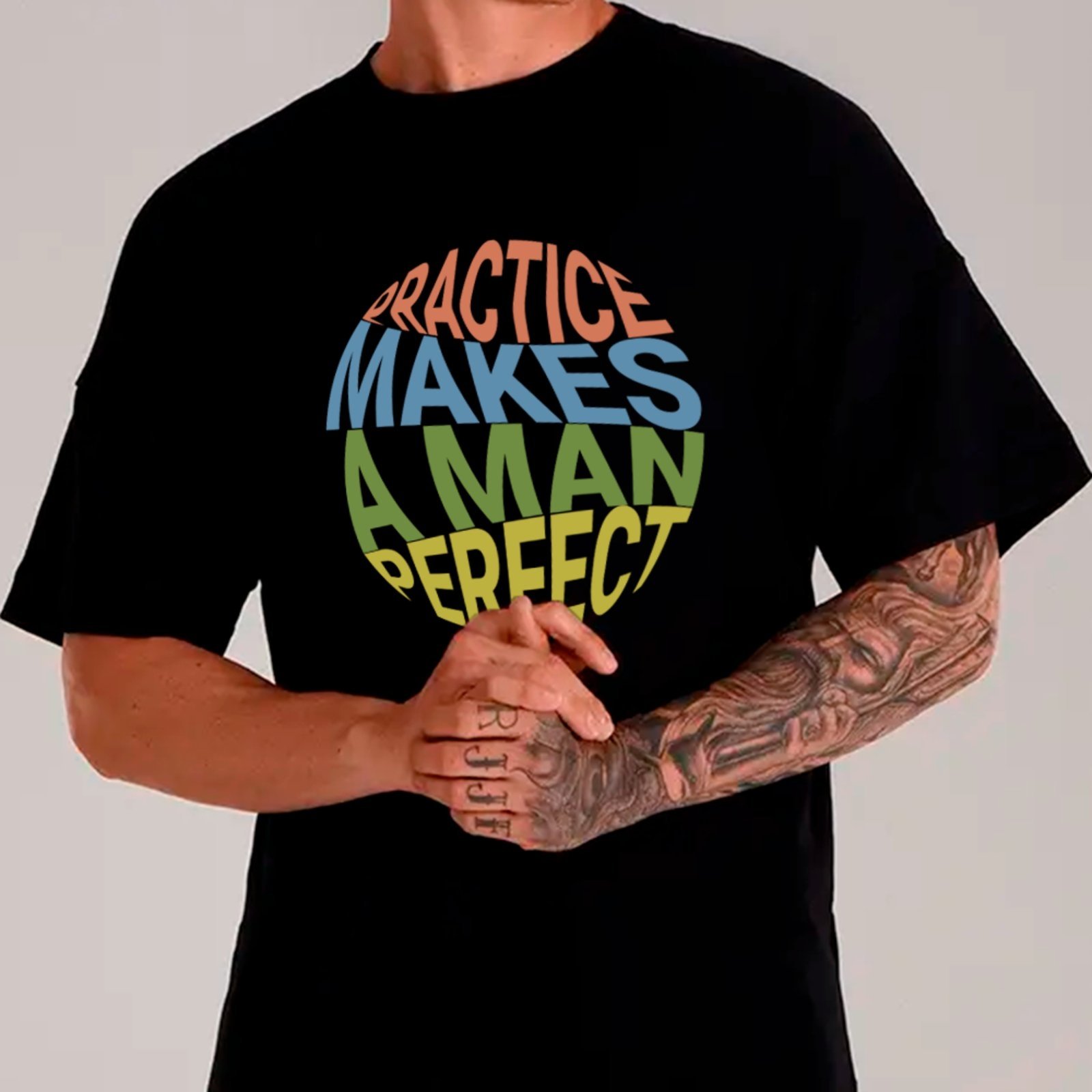 Camiseta Ousy Oversized Practice Makes A Man Perfect Visual Exclusivo Streetwear Unissex Preto