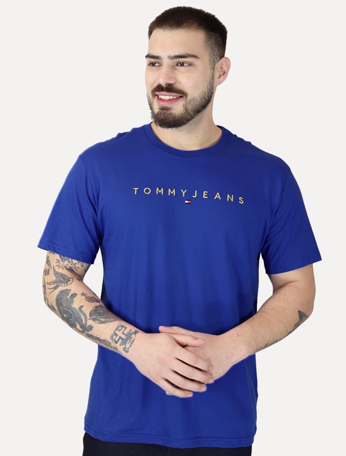 Vista 2 Camiseta Tommy Jeans Masculina Core Linear Gold Logo Azul Royal azul gold Tommy Jeans azul gold