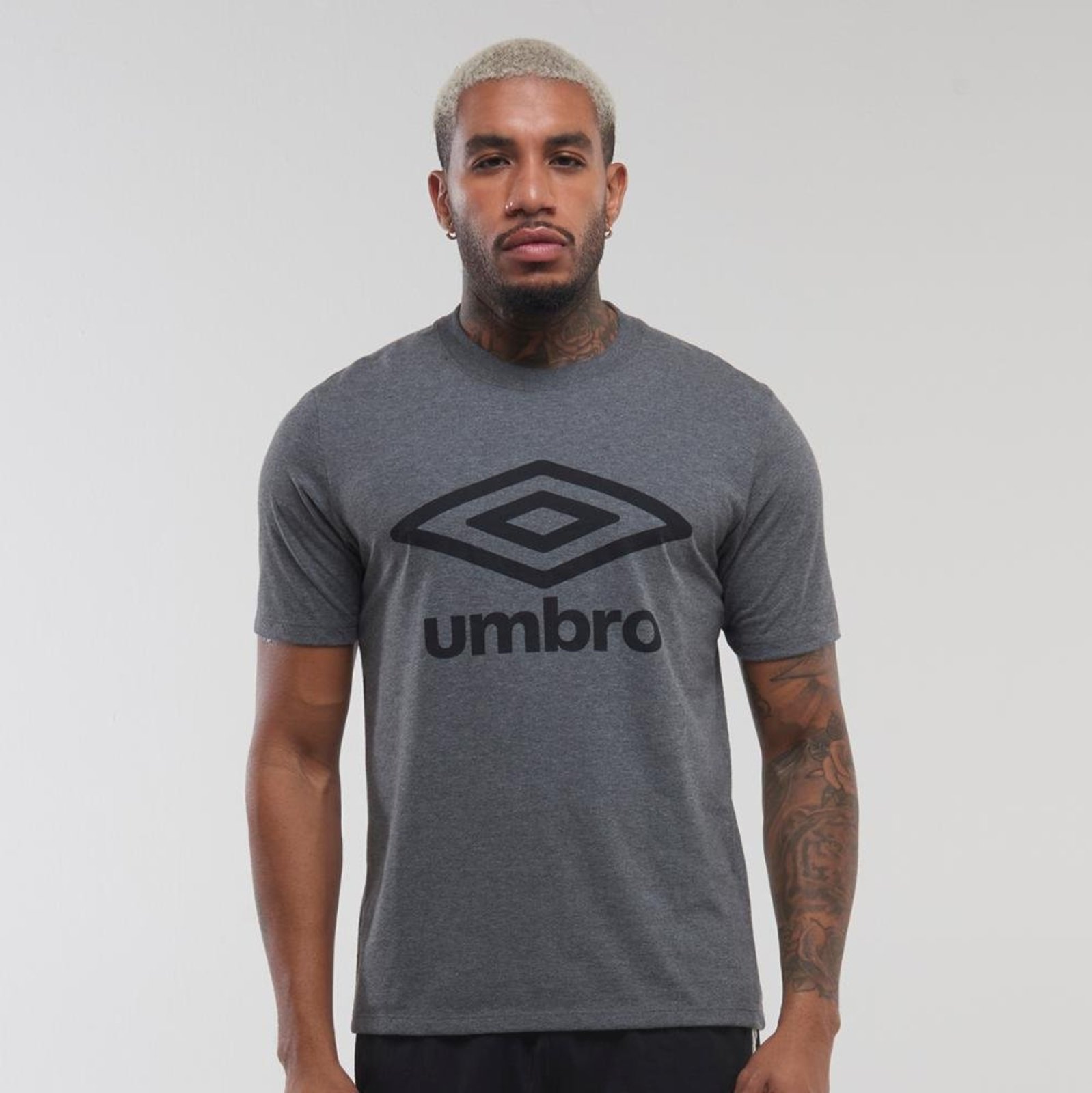 Camiseta Masculina Umbro Essential Logo
