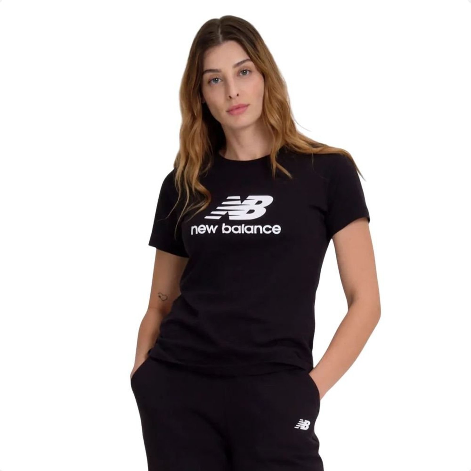 Vista 2 Camiseta Femiinina New Balance Essentials Preta preto New Balance preto