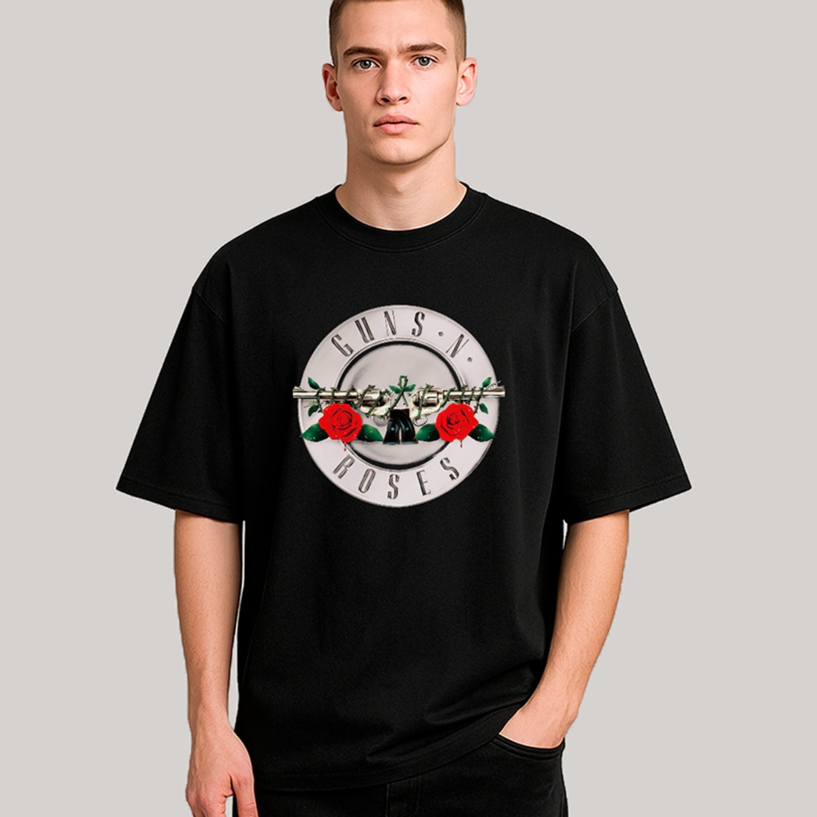 Camiseta Ousy Oversized Guns N Roses Emblema Clássico Pistolas Rosas Estilo Urbano Unissex Preto
