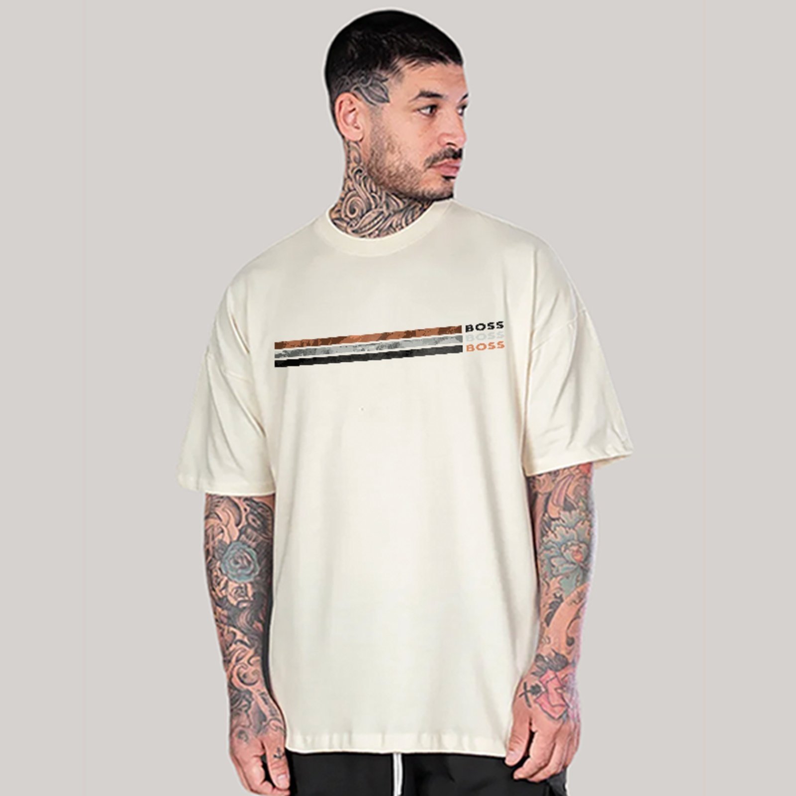 Vista 2 Camiseta Oversized Boss Estilo Clean Urbano Minimalista Off White ousy off-white white ousy off-white white