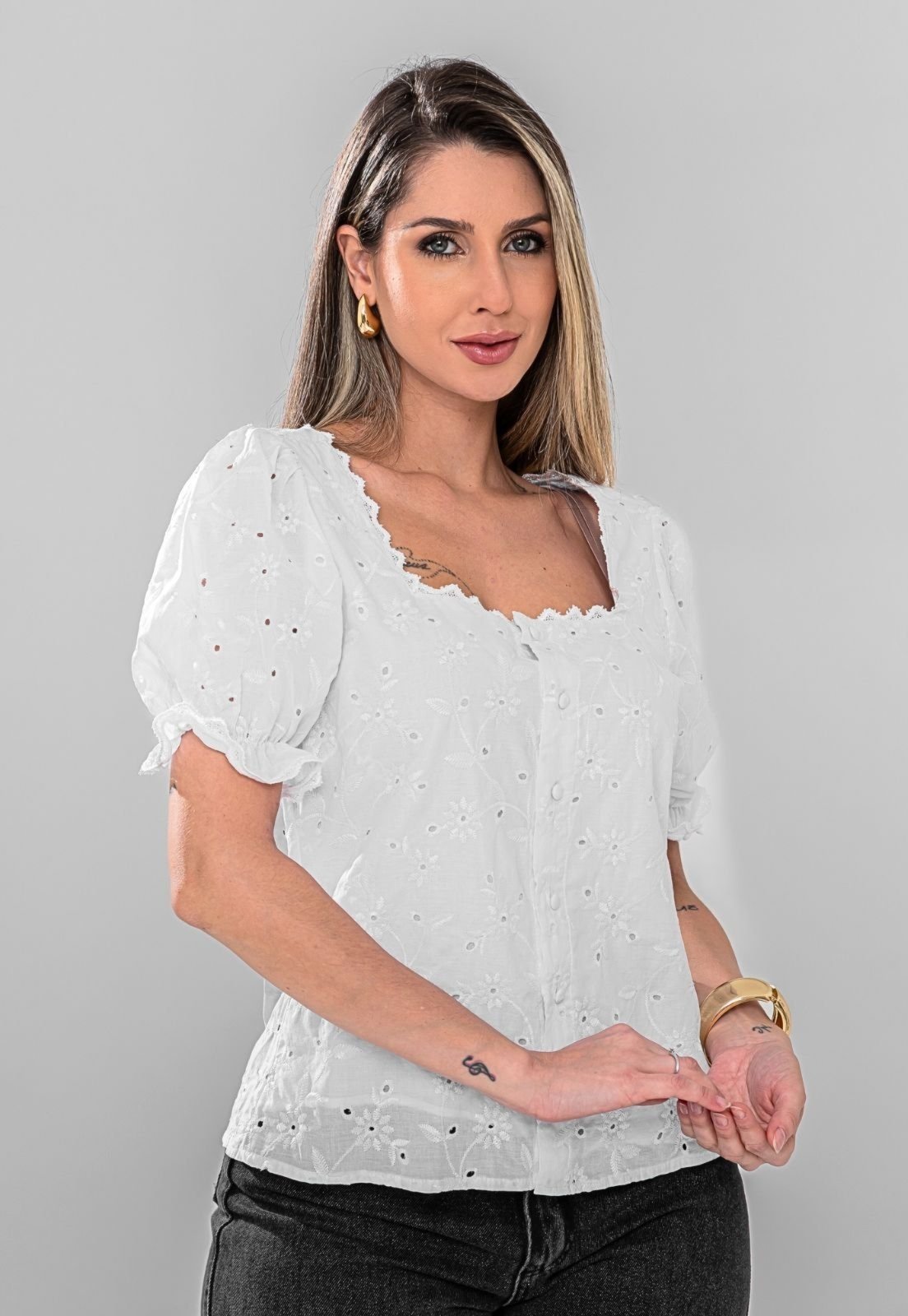 Blusa Manga Curta Com Detalhes Decote Quadrado Renda Lesie Botoes de Ajuste Elegancia e Comforto Linha Premium – Branco