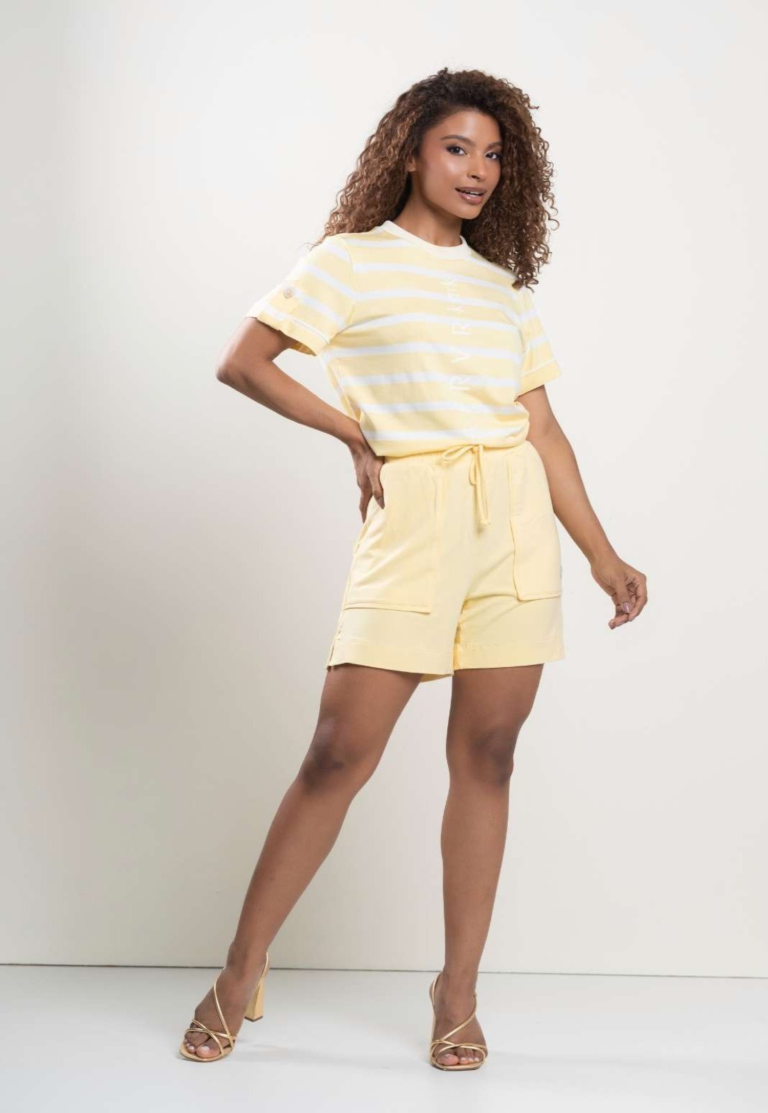 Conjunto de Short e Blusa Listrada Amarelo Manteiga