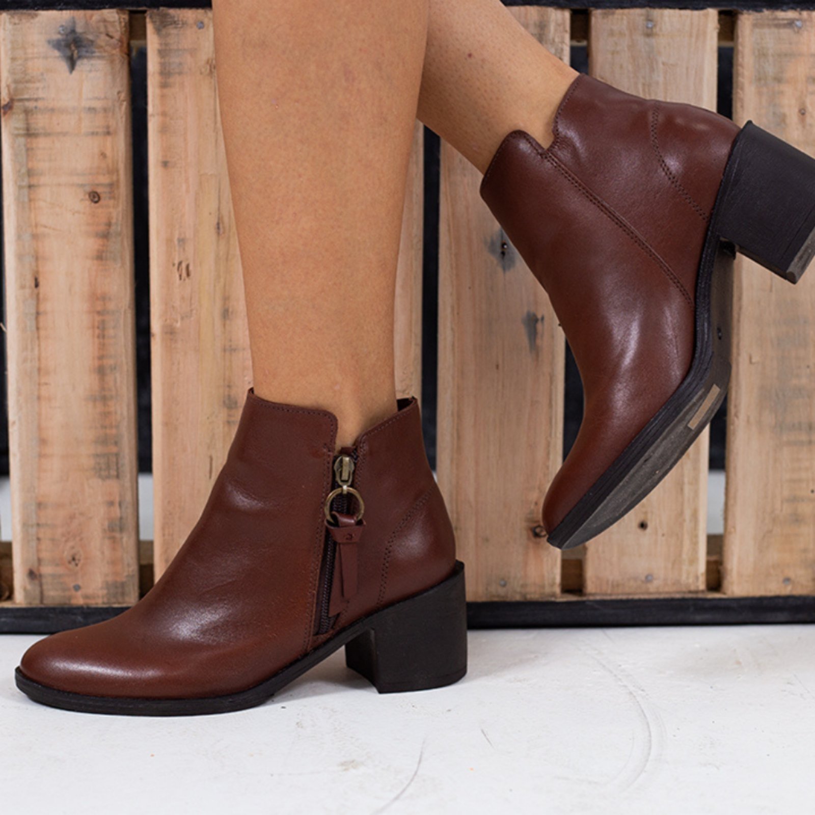 Bota em Couro Fashion Maria Paula Cano Curto Cacau