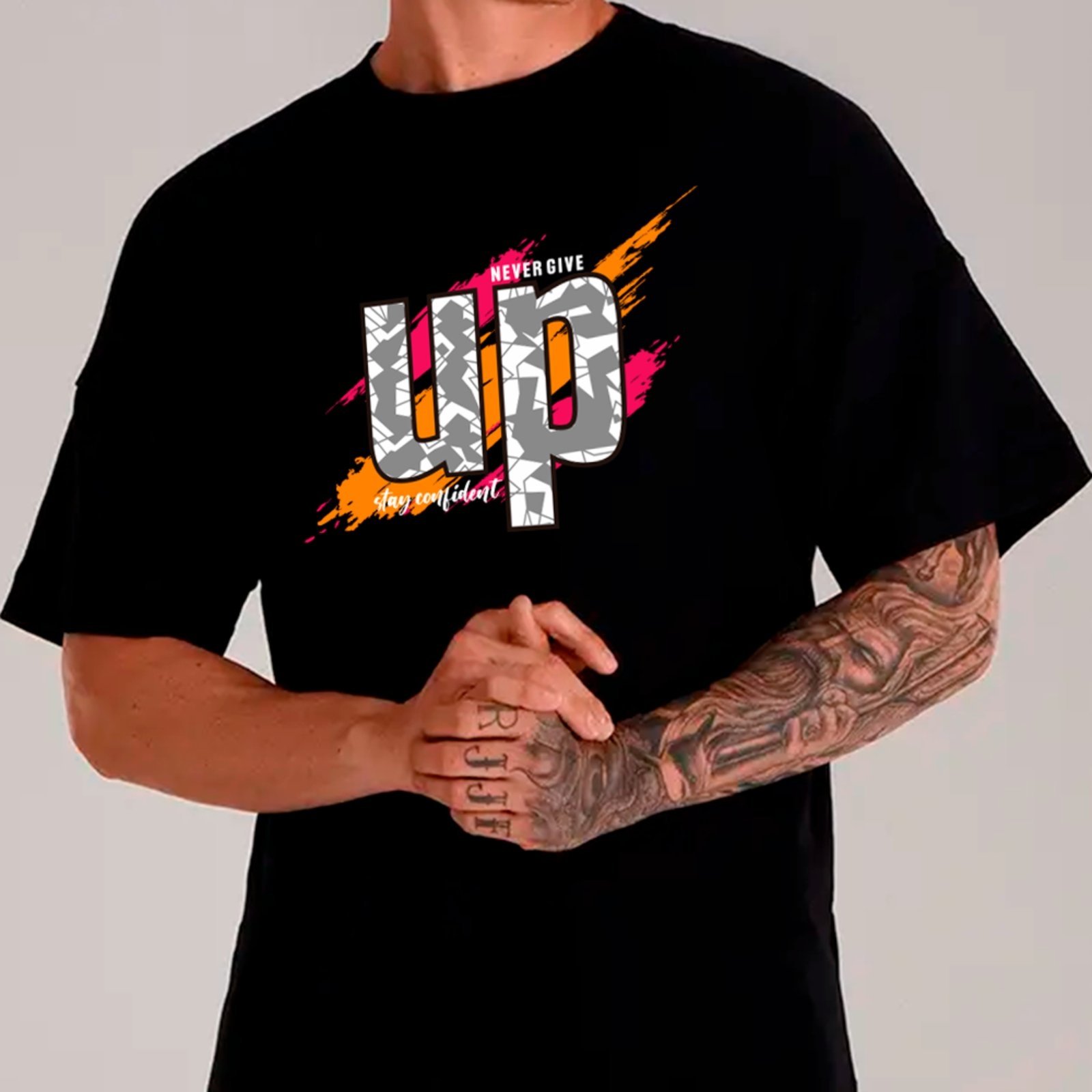 Camiseta Ousy Streetwear Never Give Up Tipografia Camuflada Oversized Unissex Preto
