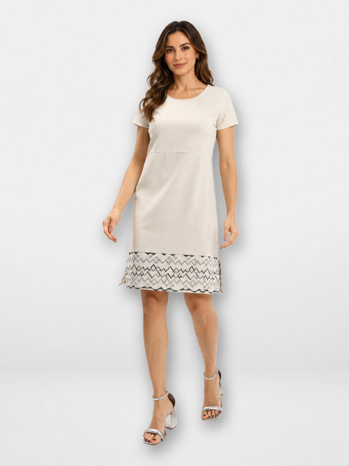 Vestido Feminino Pompier em Viscolinho Bordado Manga Curta com Decote Redondo Bege