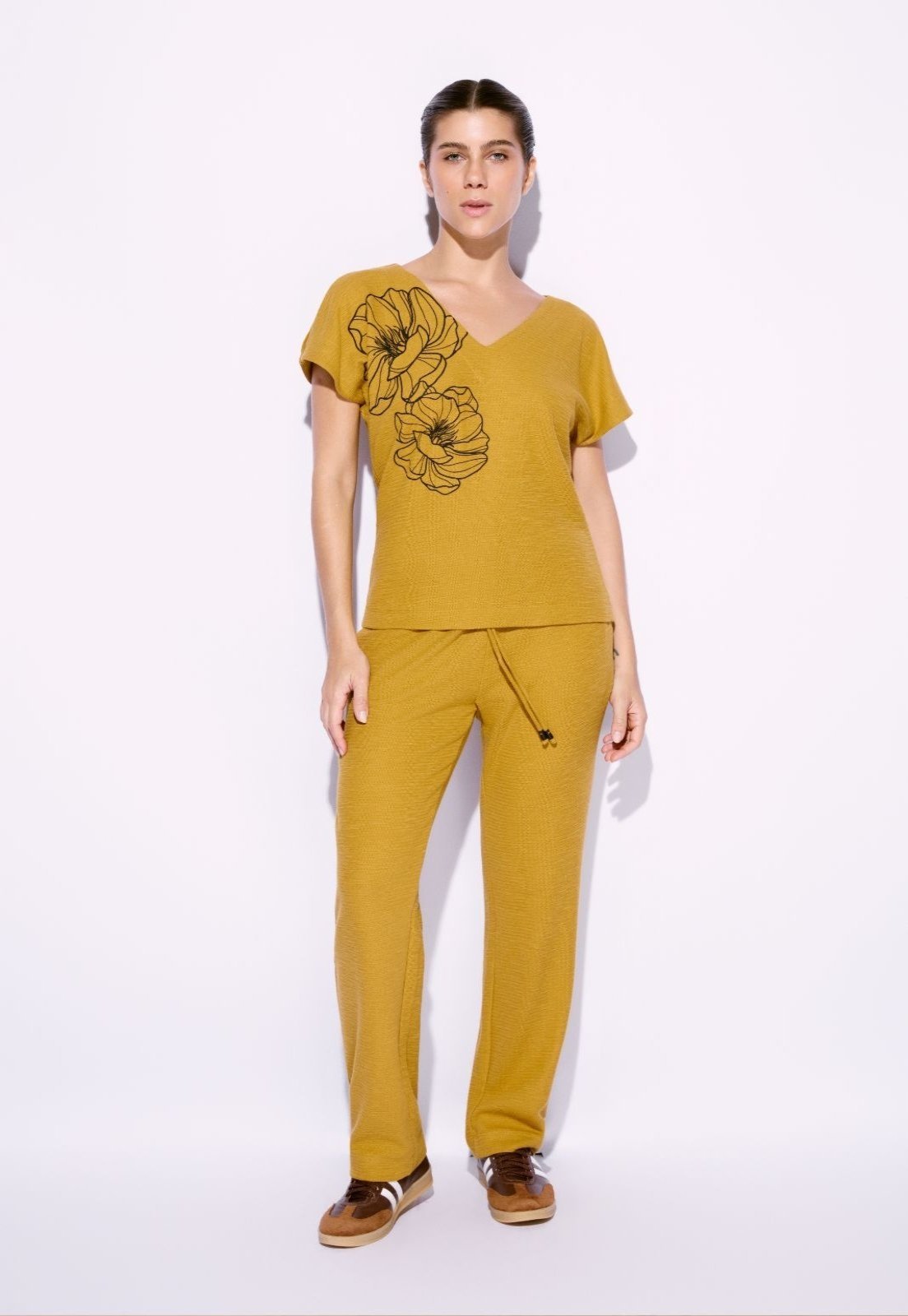 Conjunto de Calça e Blusa com Decote V Mostarda