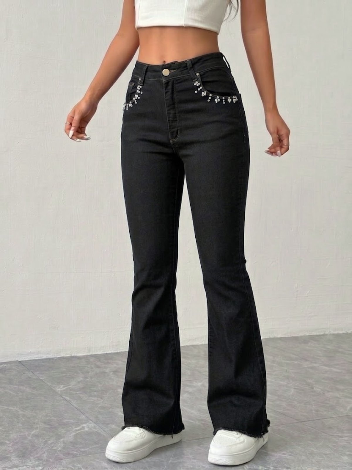 Calça Feminina Flare Jeans Preto com Strass e Pérolas ao Redor do Bolso Trio Floral Premium