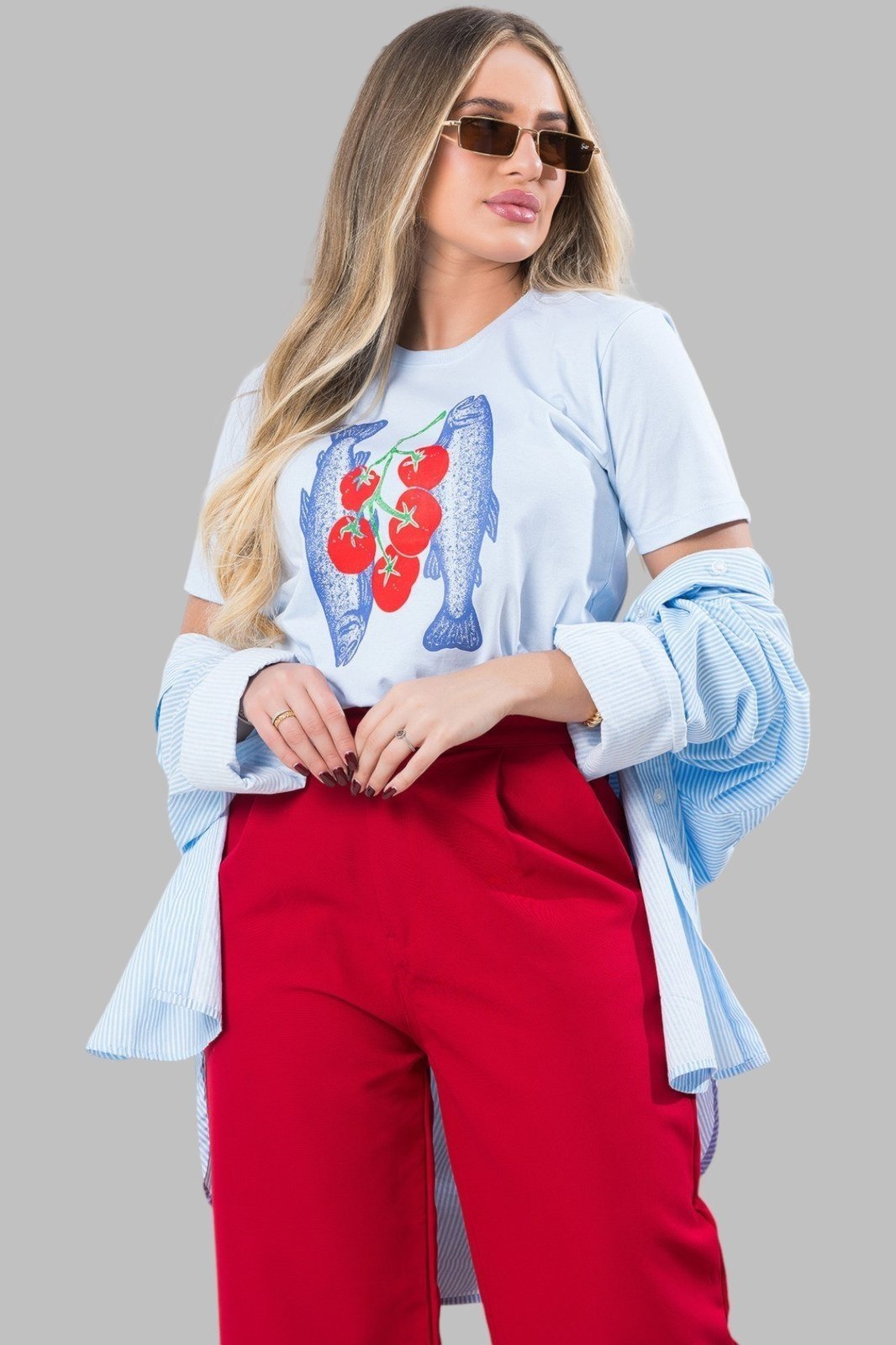 Camiseta Feminina Azul Claro Sardinhas e Tomates