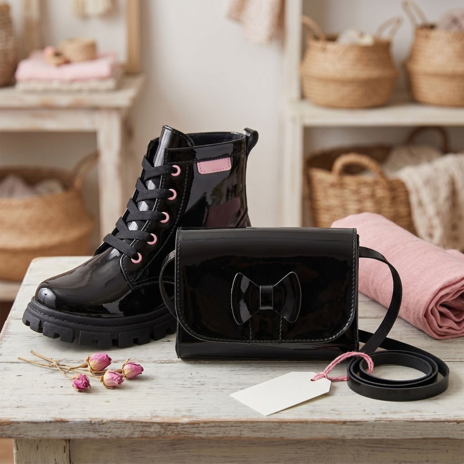 Infantil - Kit Bota Coturno Menina Verniz Preto Cano Médio Tratorada e Bolsinha de Ombro Delicada Moda Blogueira