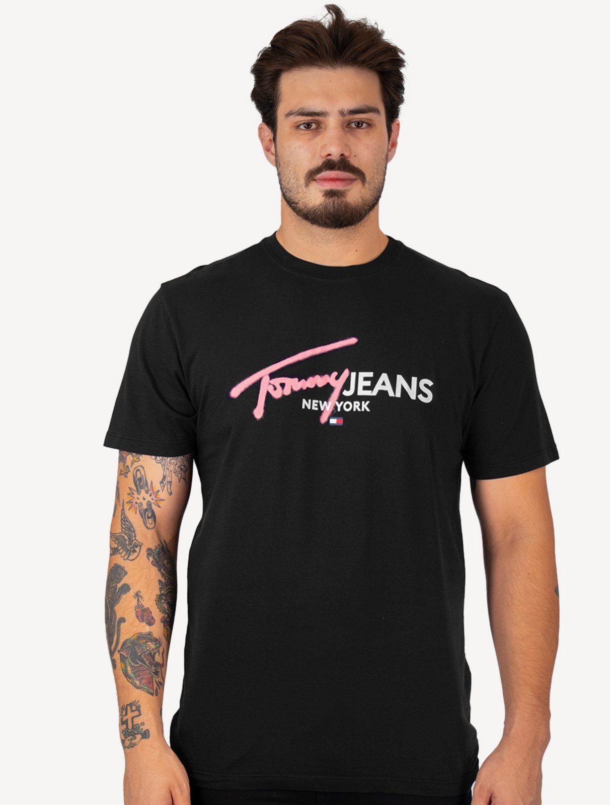 Vista 2 Camiseta Tommy Jeans Masculina Regular Spray Pop Logo Preta preto Tommy Jeans preto