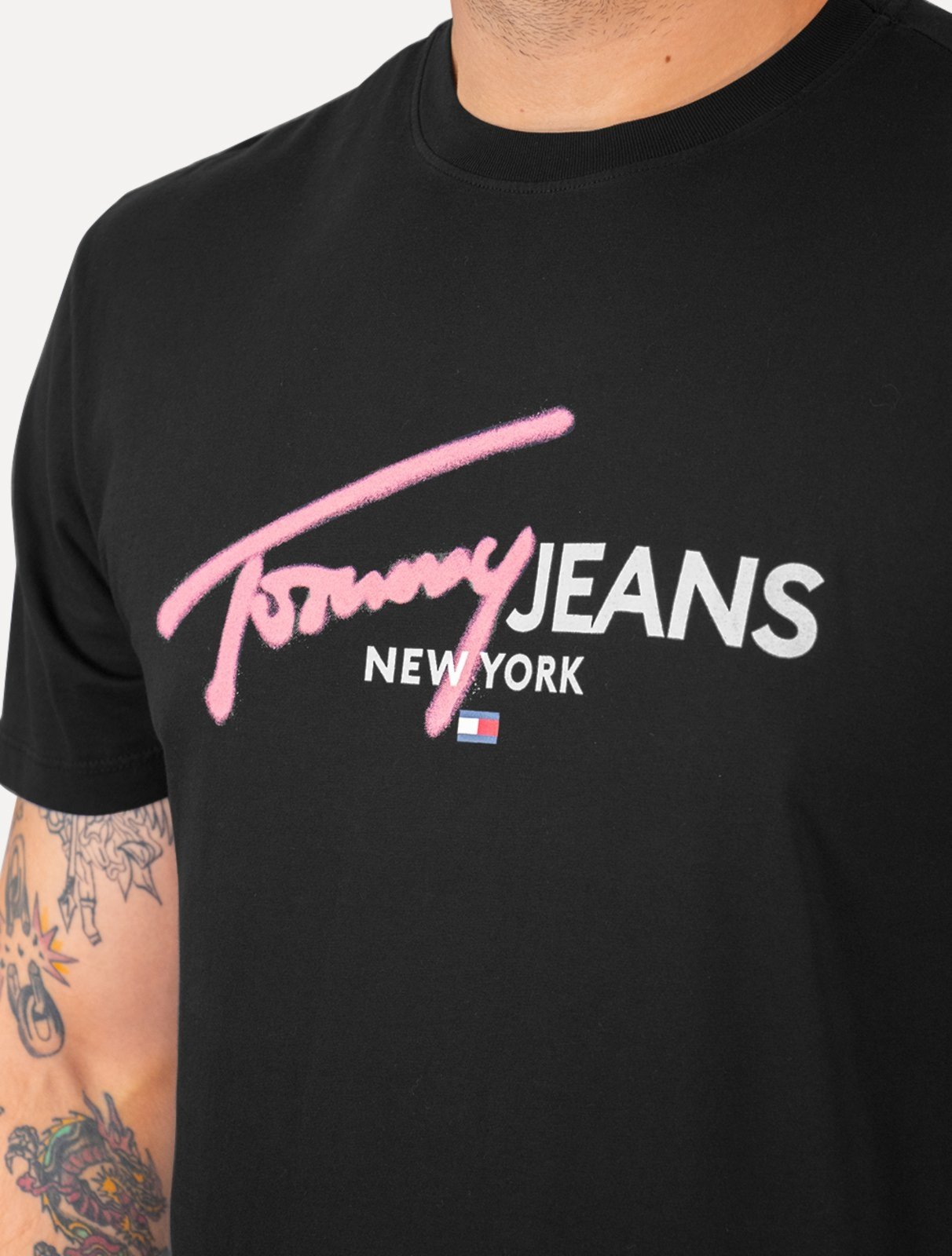 Vista 3 Camiseta Tommy Jeans Masculina Regular Spray Pop Logo Preta preto Tommy Jeans preto