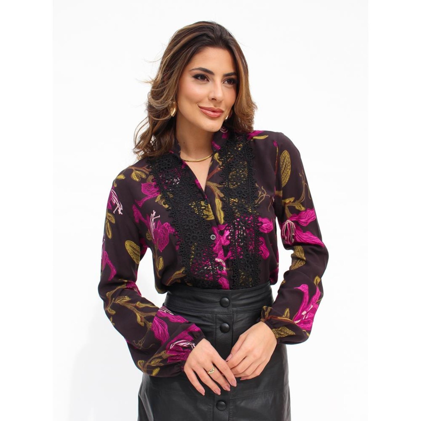 Camisa Feminina Floral com Renda e Manga Bufante com Acabamento Feminino