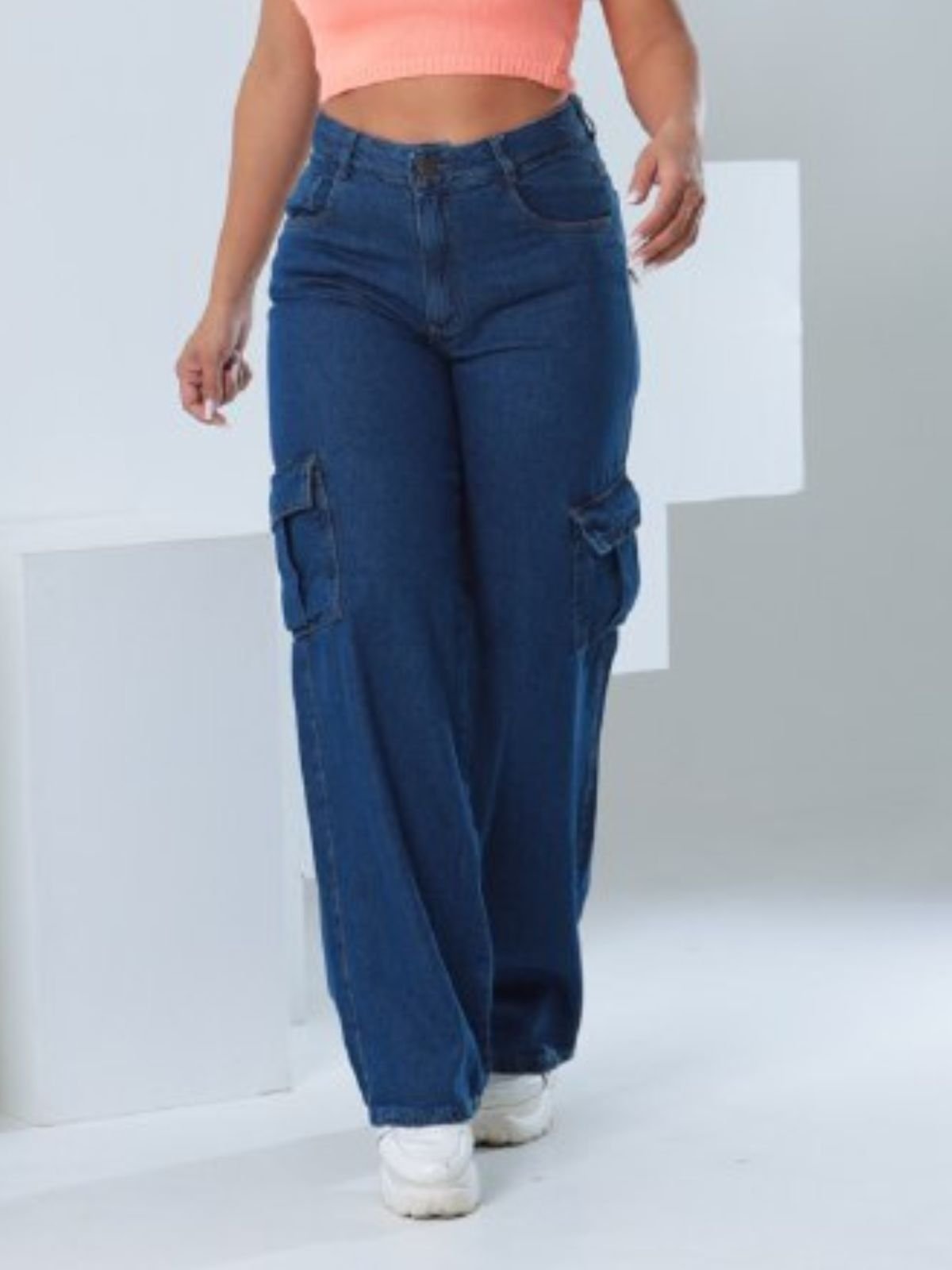 Calça jeans Donna de Paula cargo escura cintura alta com bolsos laterais