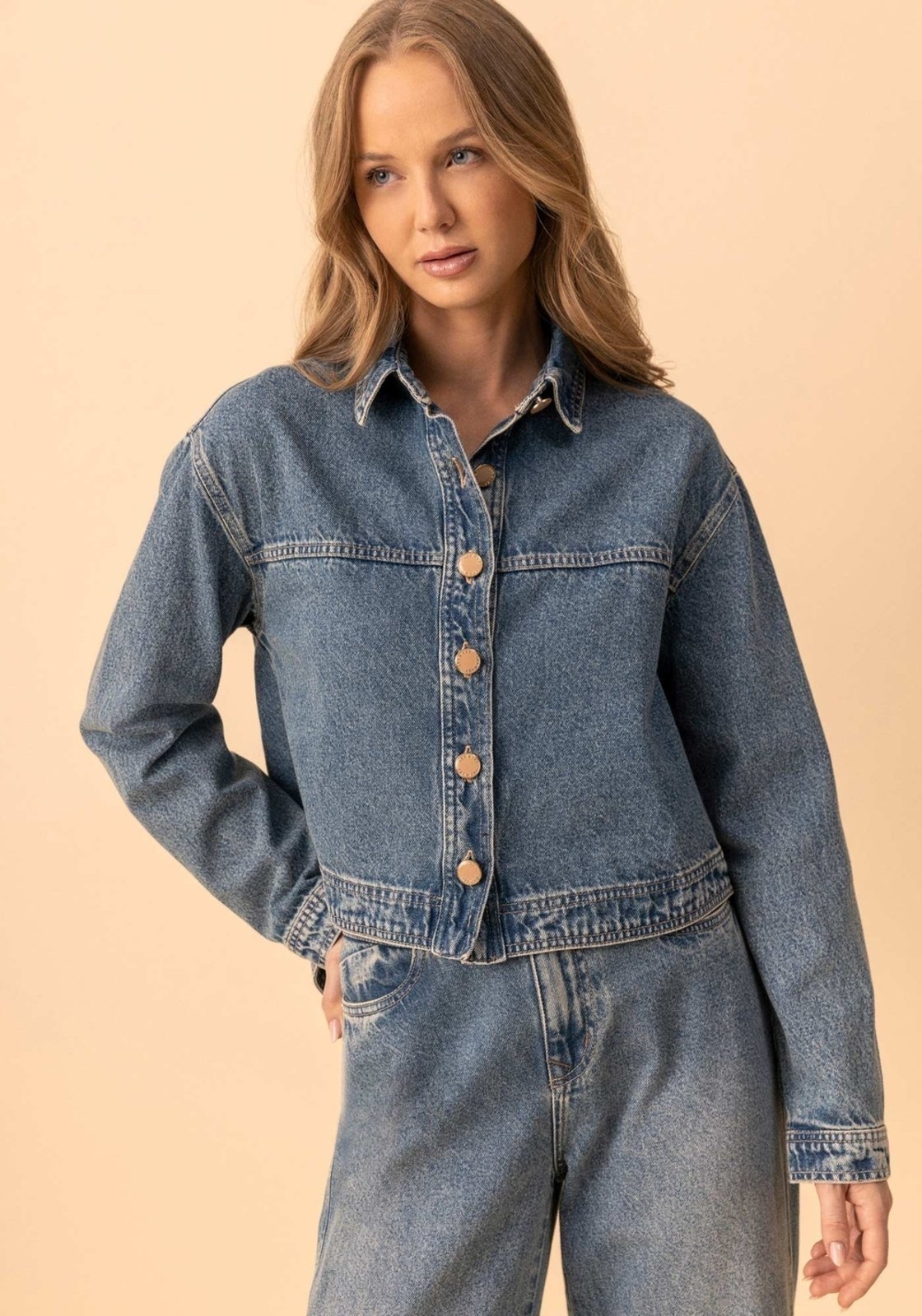 Camisa Jeans Curta De Mangas Longas Com Botões