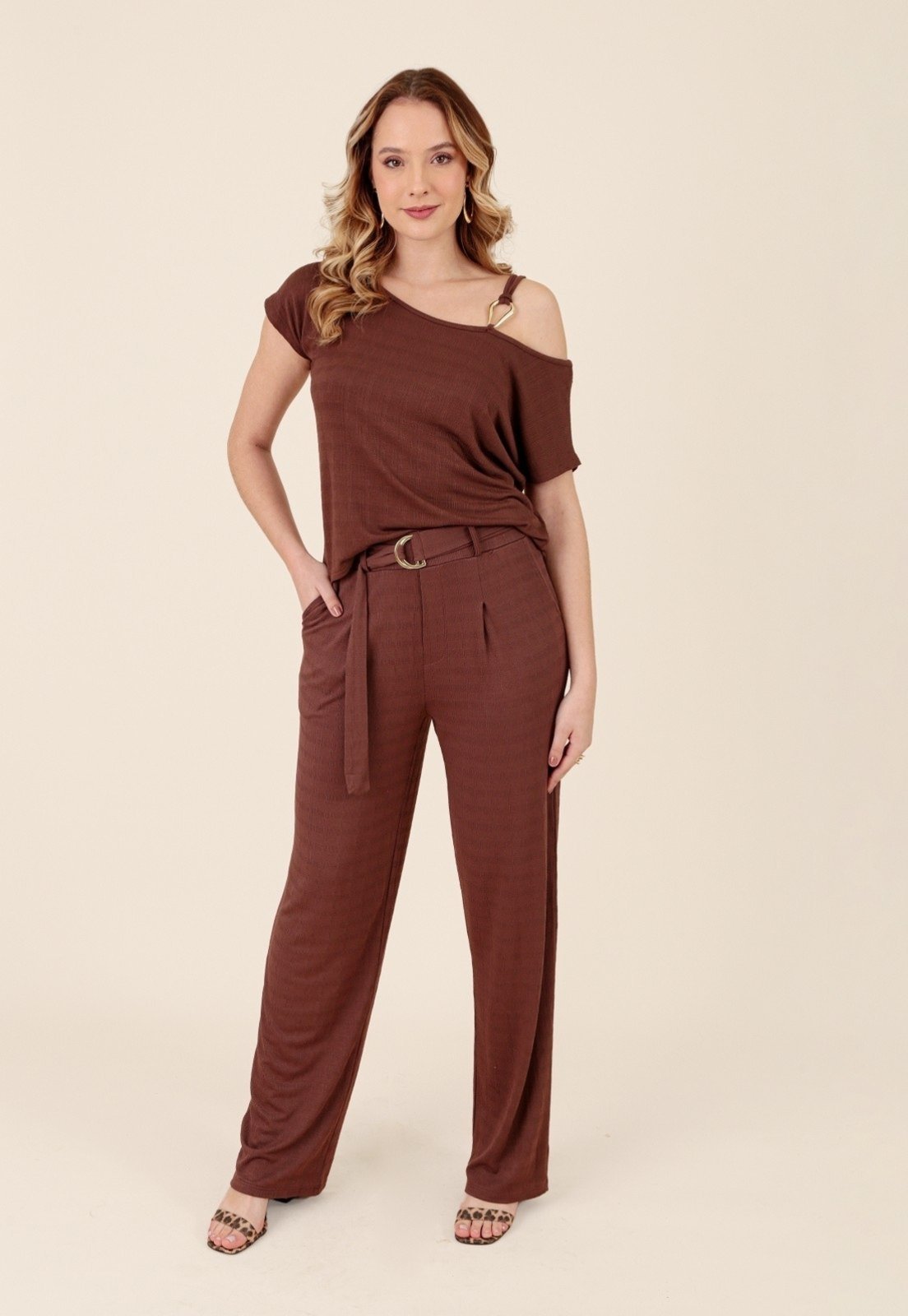 Calça Wide Leg Em Malha Texturizada Com Cinto