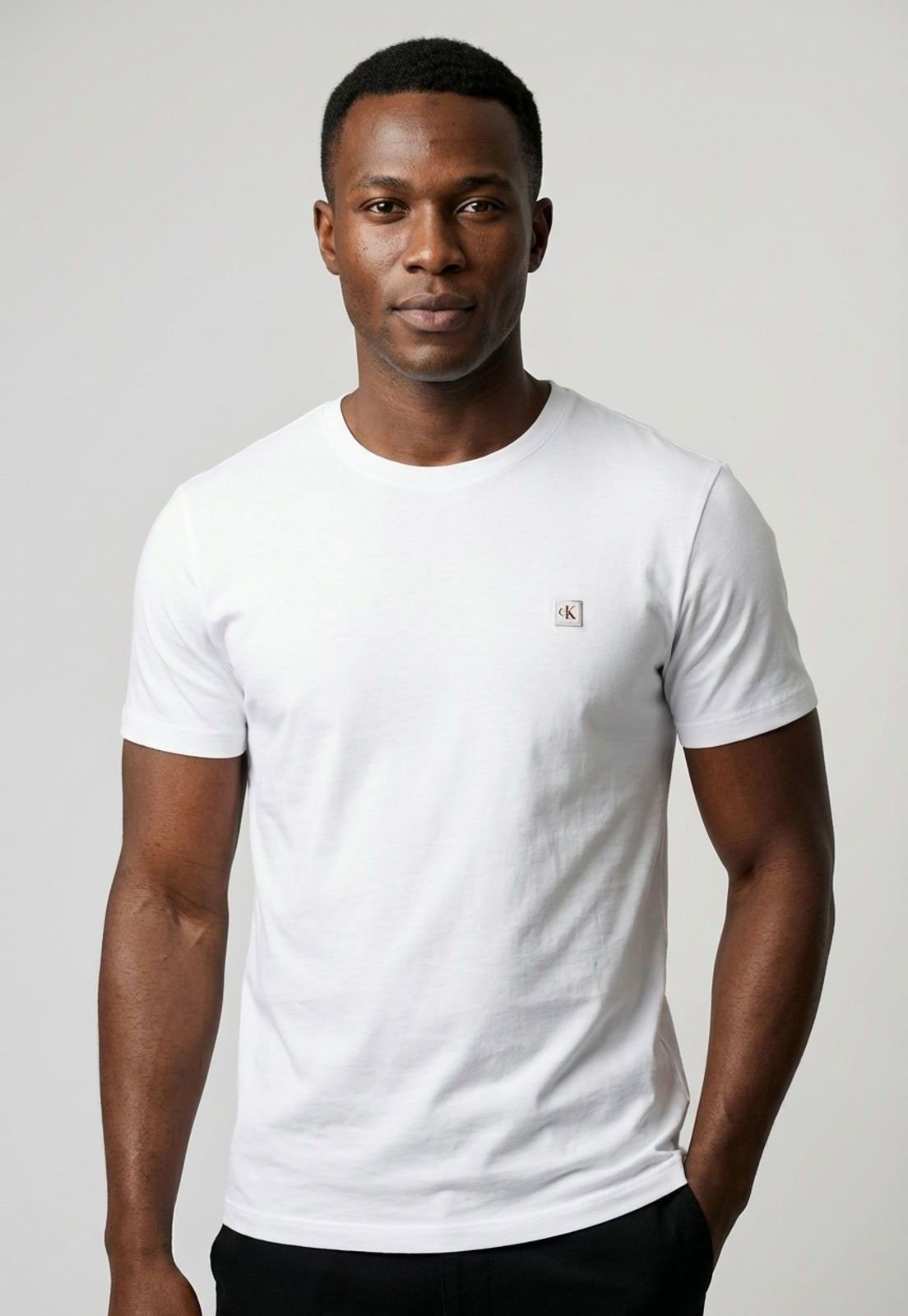 Vista 2 Camiseta Masculina Calvin Klein Patch Branca Calvin Klein Jeans branco Calvin Klein Jeans branco