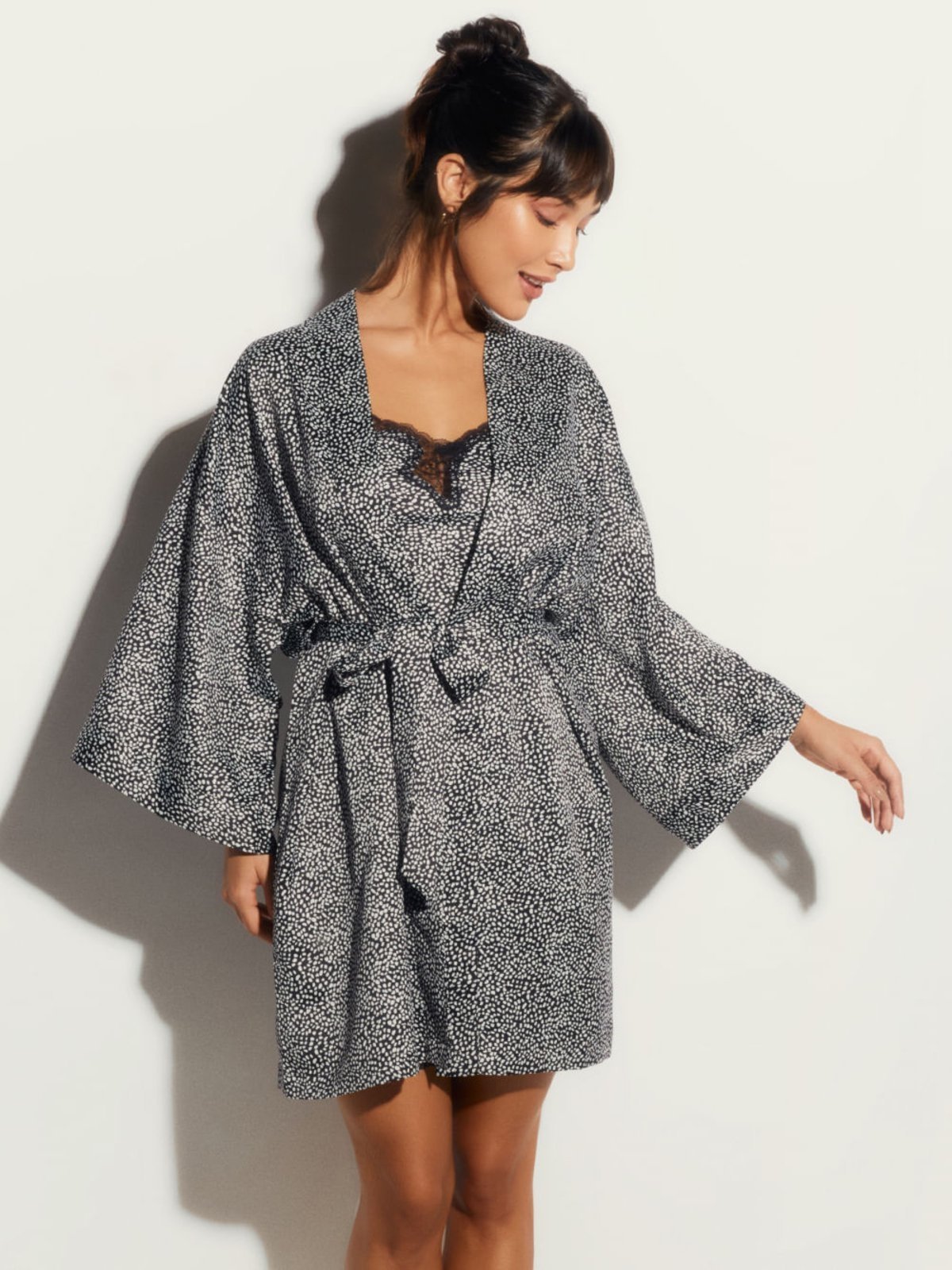 Robe Curto Manga Longa Cetim Bella Luna Poa Preto/Branco