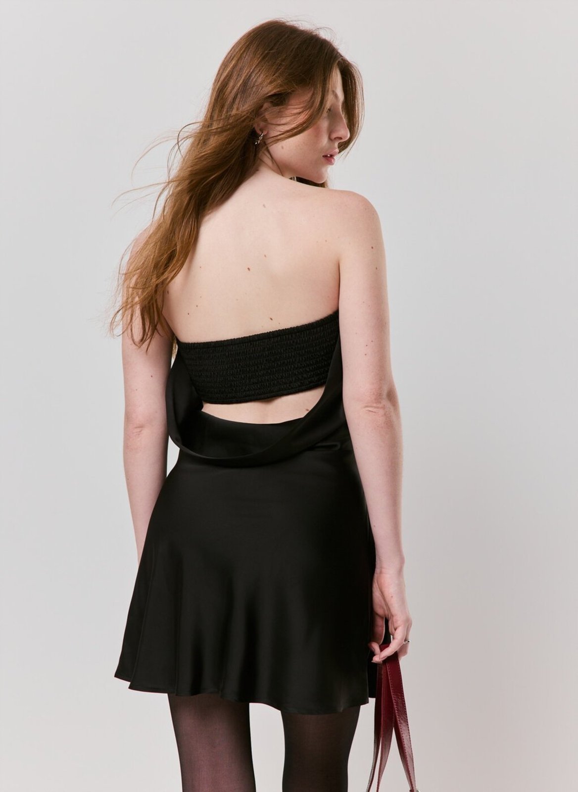 vestido curto em cetim