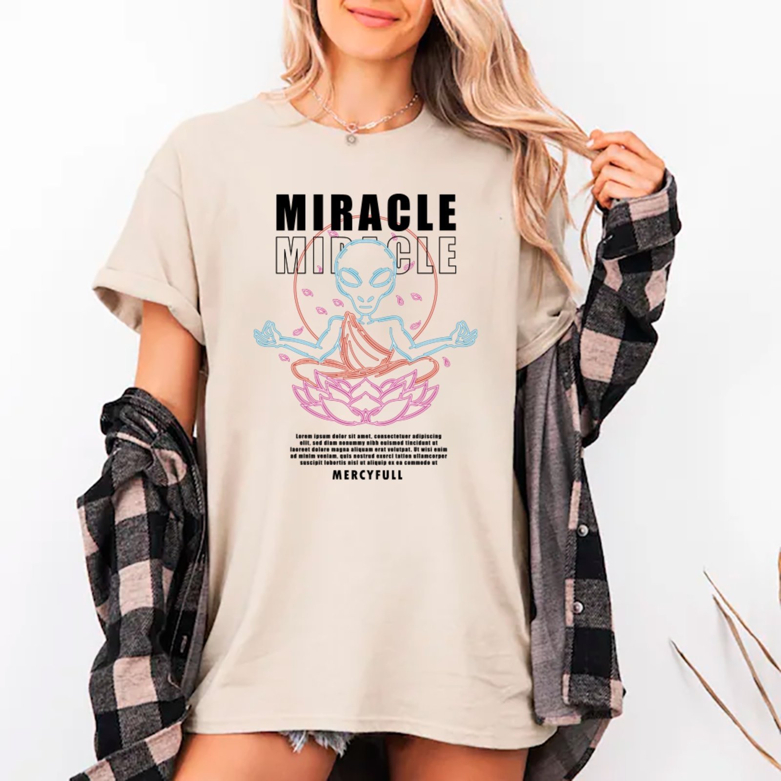 Camiseta Ousy Streetwear Miracle Alien Meditando Flor de Lótus Oversized Unissex Off White