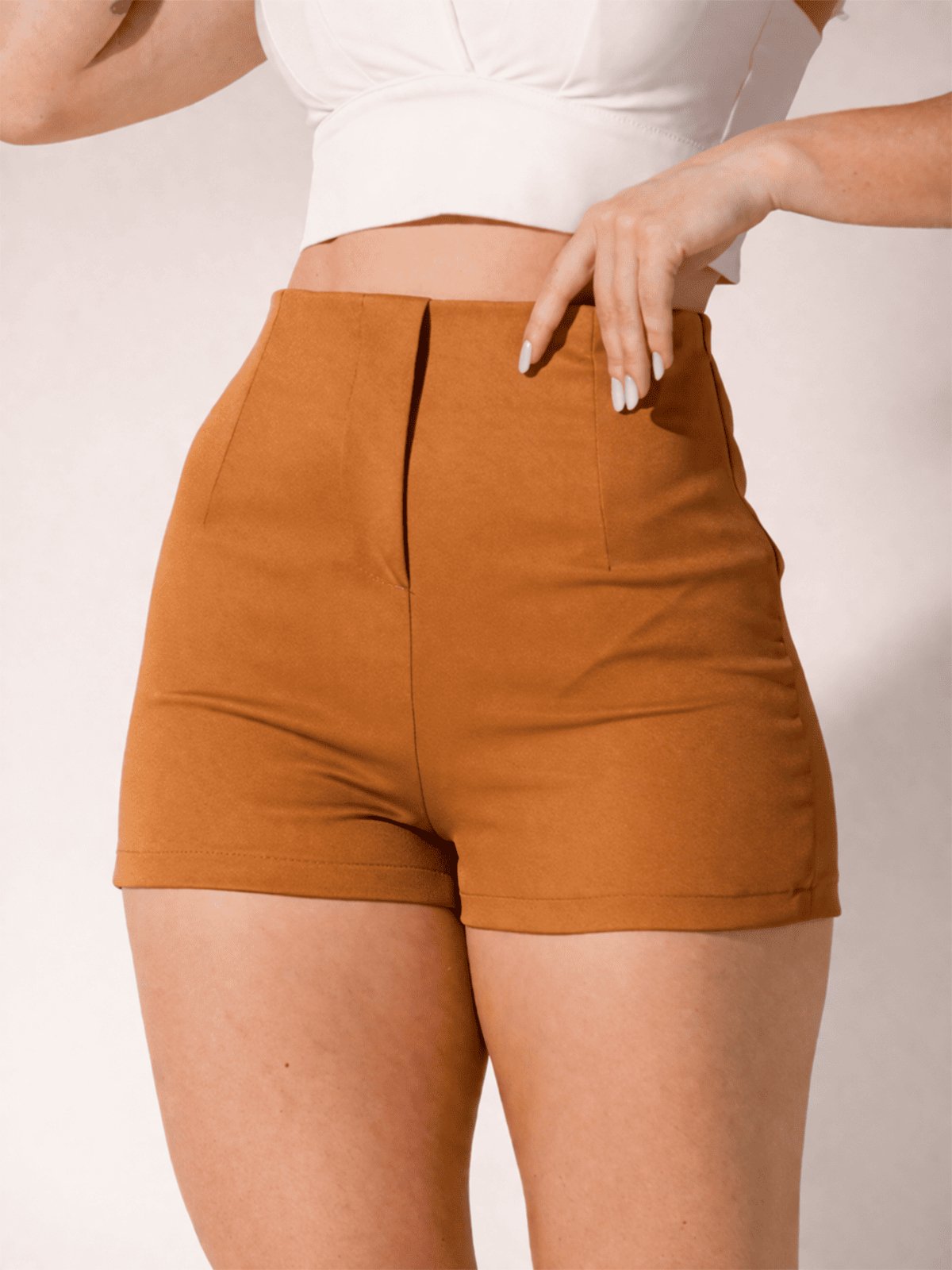 Shorts Feminino de Alfaitaria Social Caramelo Fecho Invisível Elegante Plissado Modelagem Curta Cintura Alta Estiloso Casual Sofisticado Bolsos Frontais Fecho com Botão Minimalista