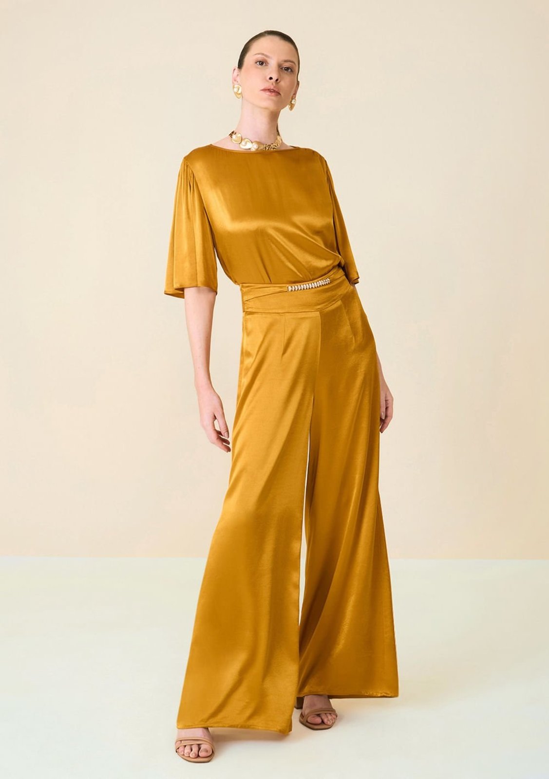 Vista 2 Calça Maria Valentina Pantalona Cós Alto Com Metal dourado Maria Valentina dourado